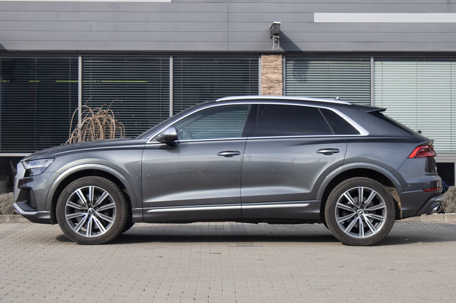 2021 AUDI SQ8, sivá suv, 122 000 km