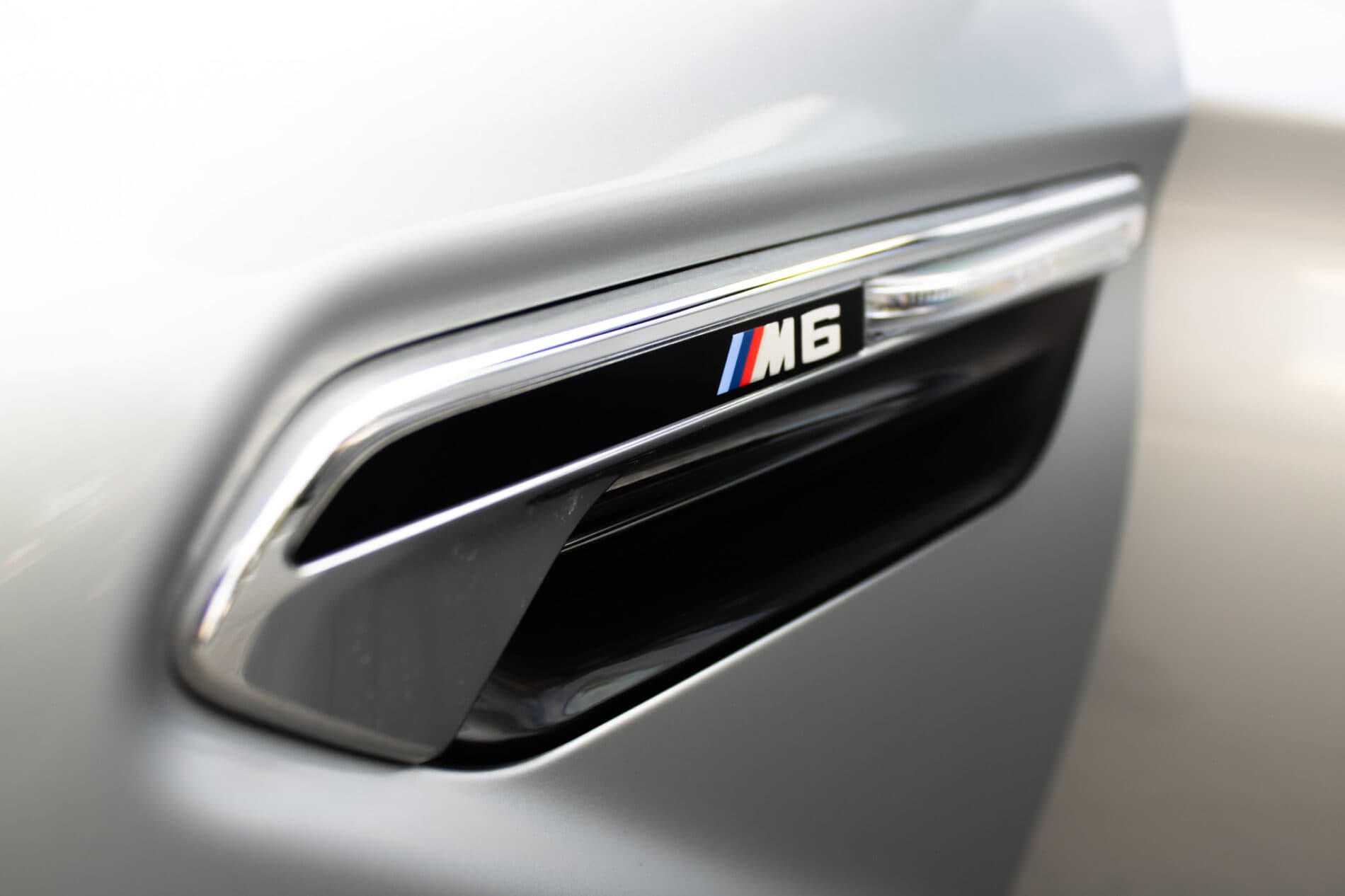 2017 BMW M6, sivá sedan, 30 396 km