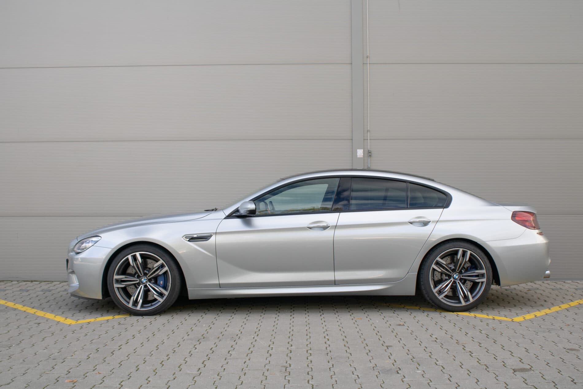 2017 BMW M6, sivá sedan, 30 396 km