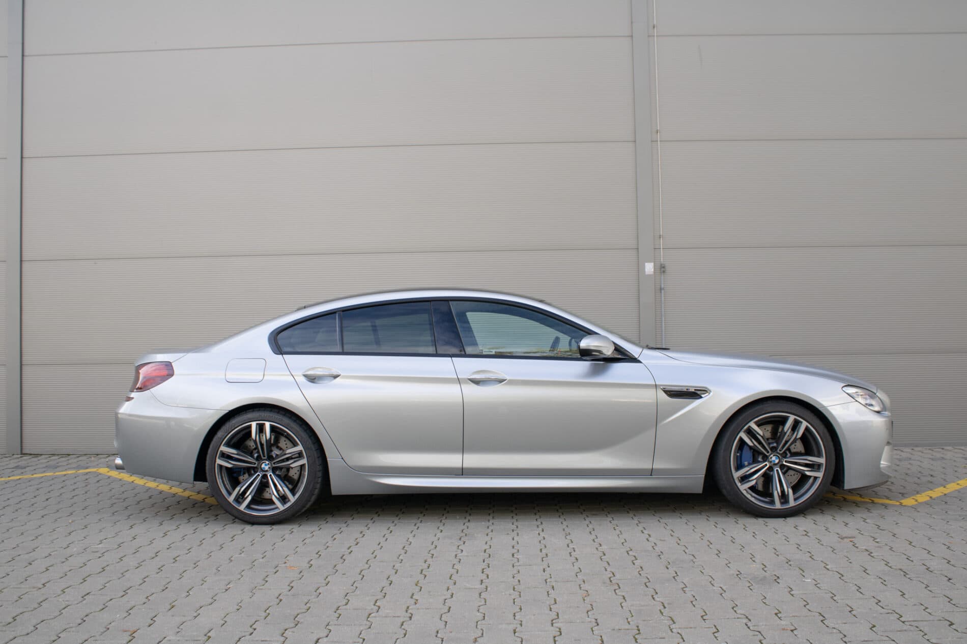 2017 BMW M6, sivá sedan, 30 396 km
