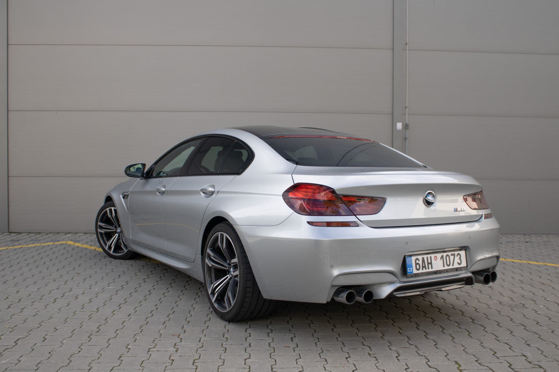 2017 BMW M6, sivá sedan, 30 396 km