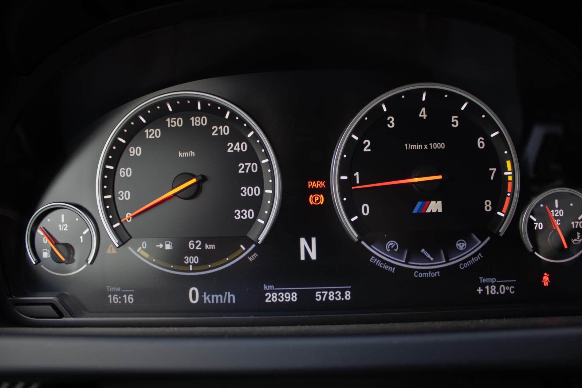 2017 BMW M6, sivá sedan, 30 396 km