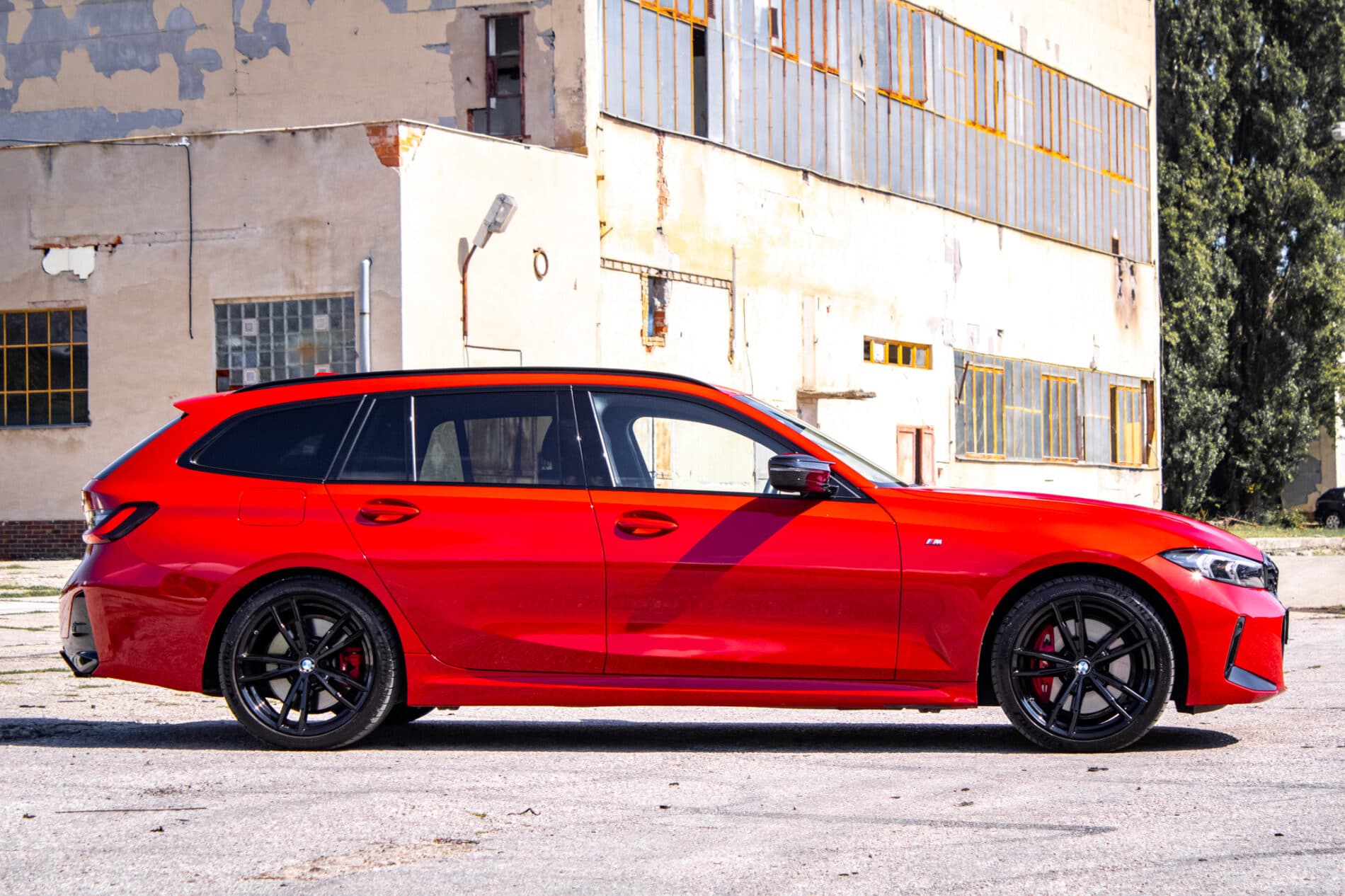2023 BMW M340i, červená kombi, 36 400 km