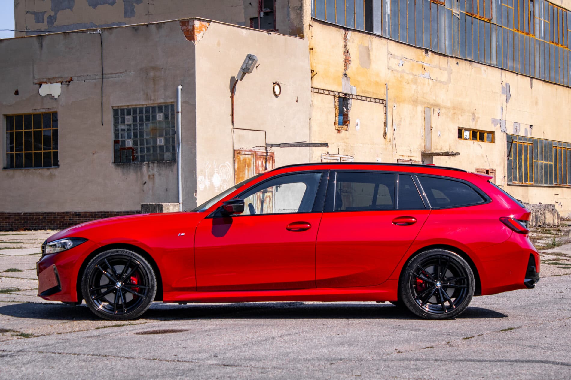 2023 BMW M340i, červená kombi, 36 400 km