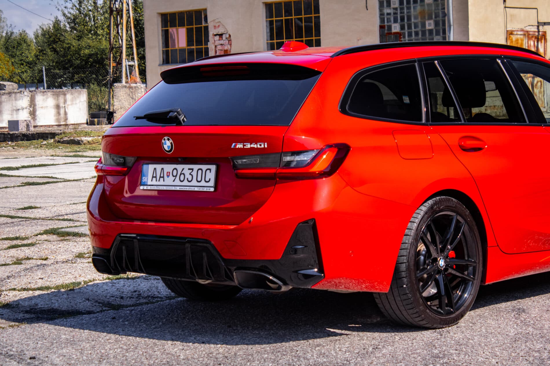2023 BMW M340i, červená kombi, 36 400 km