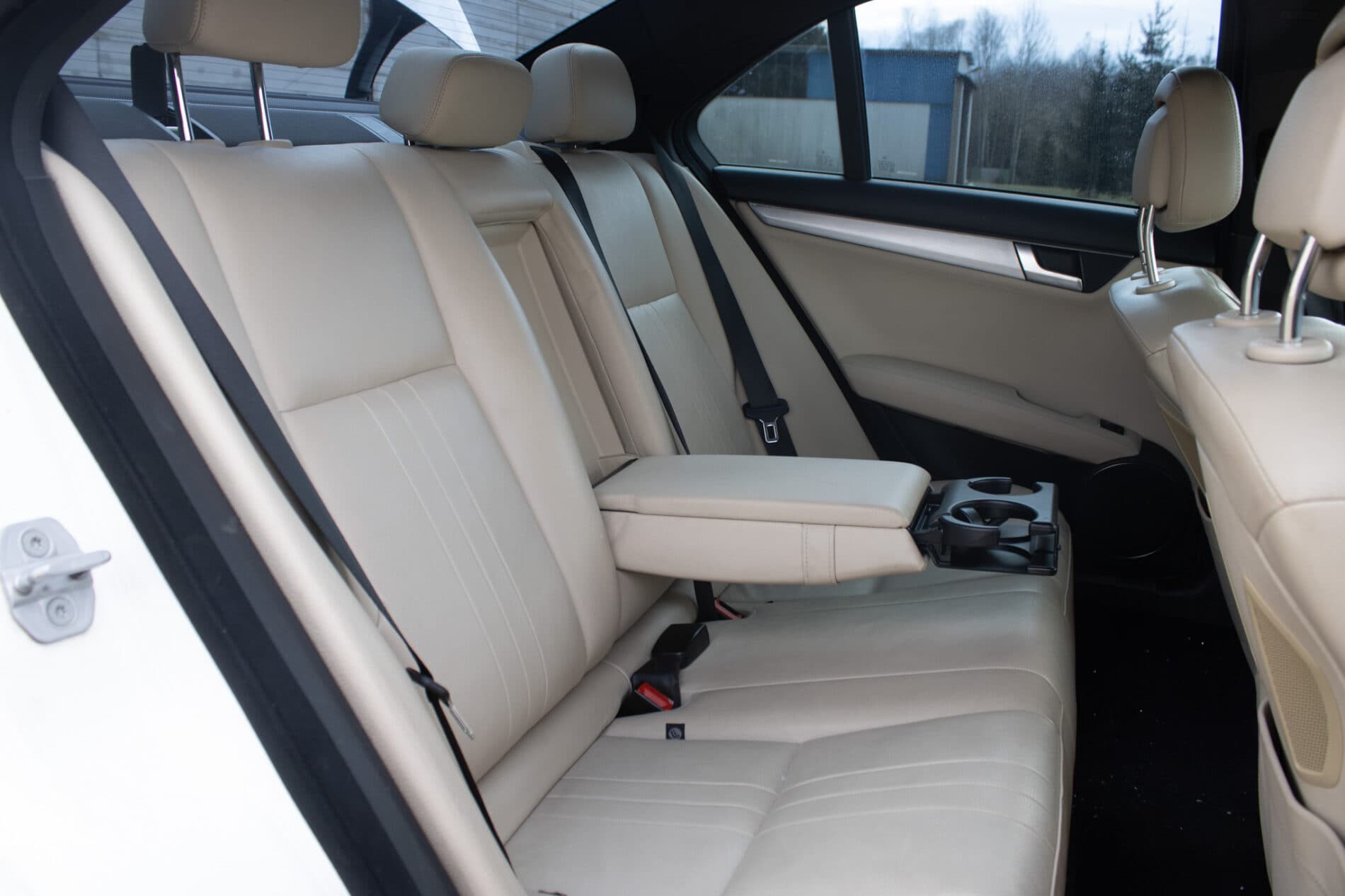 2011 Mercedes-Benz C 300, biela sedan, 206 000 km