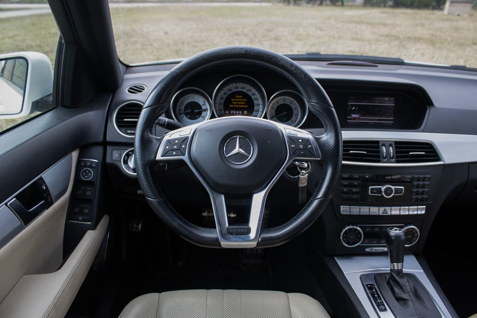 2011 Mercedes-Benz C 300, biela sedan, 206 000 km