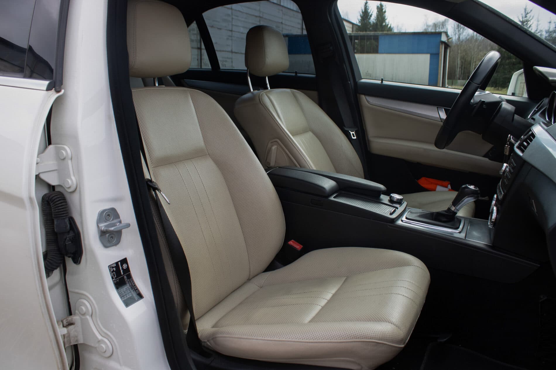 2011 Mercedes-Benz C 300, biela sedan, 206 000 km