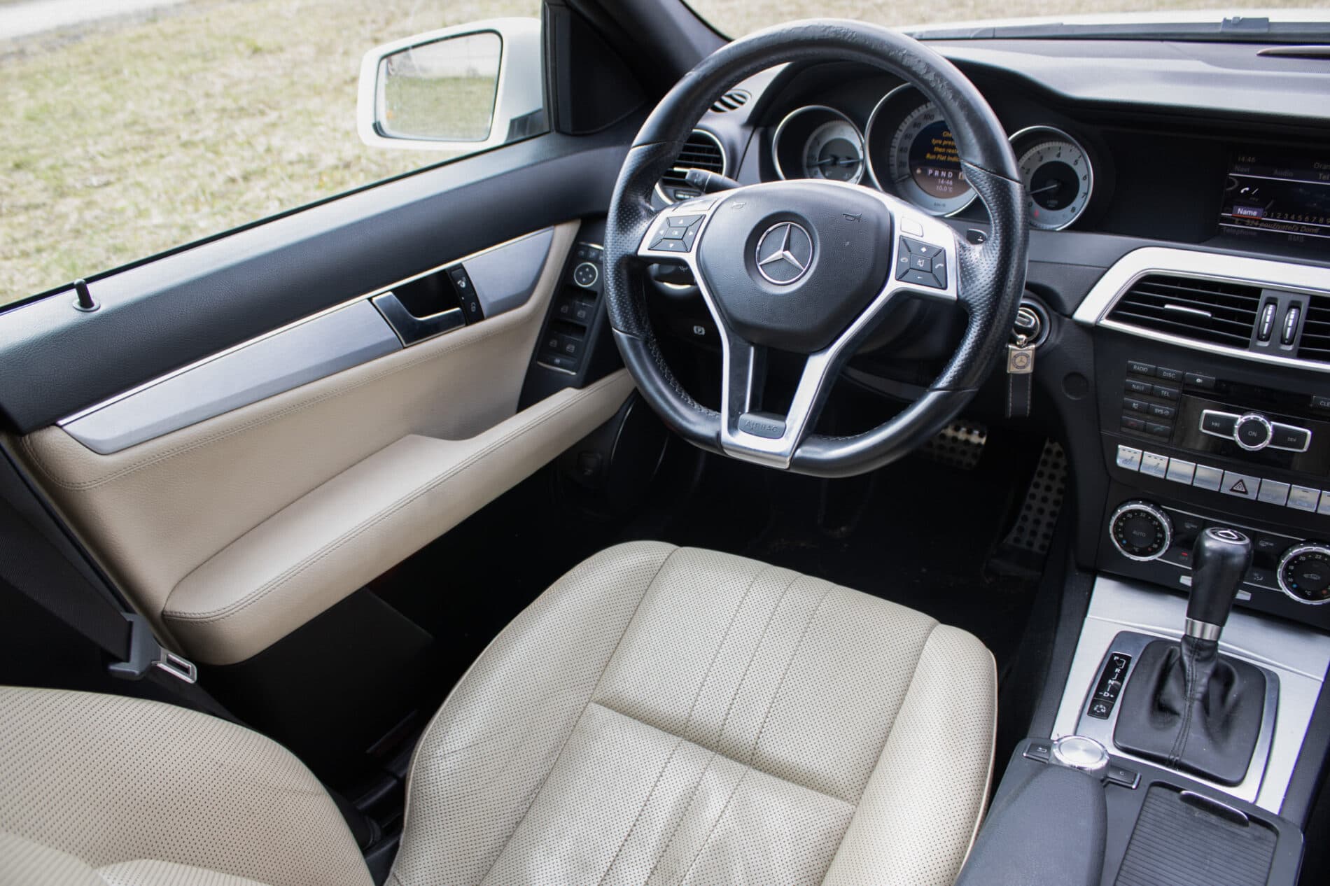 2011 Mercedes-Benz C 300, biela sedan, 206 000 km
