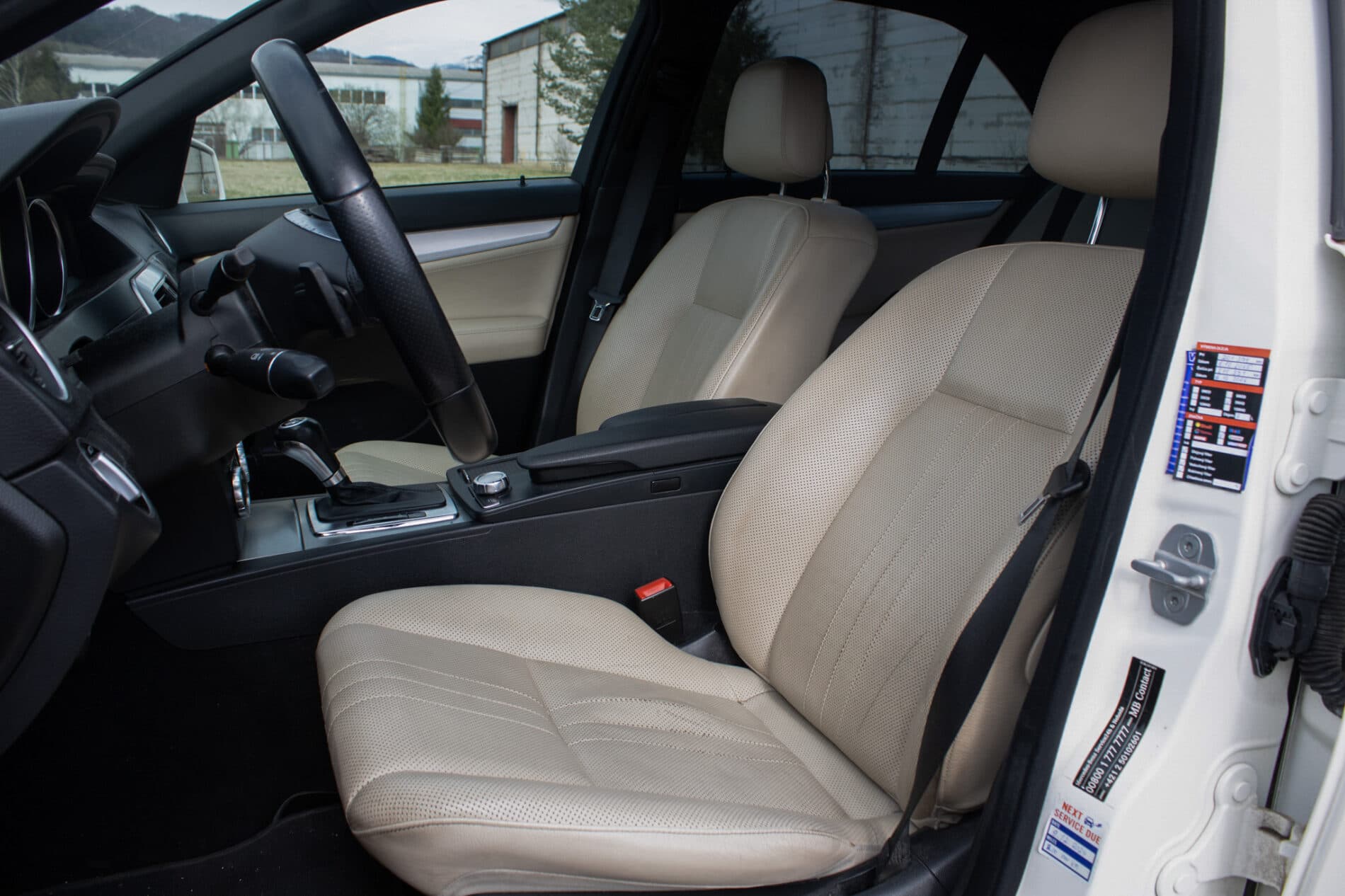 2011 Mercedes-Benz C 300, biela sedan, 206 000 km