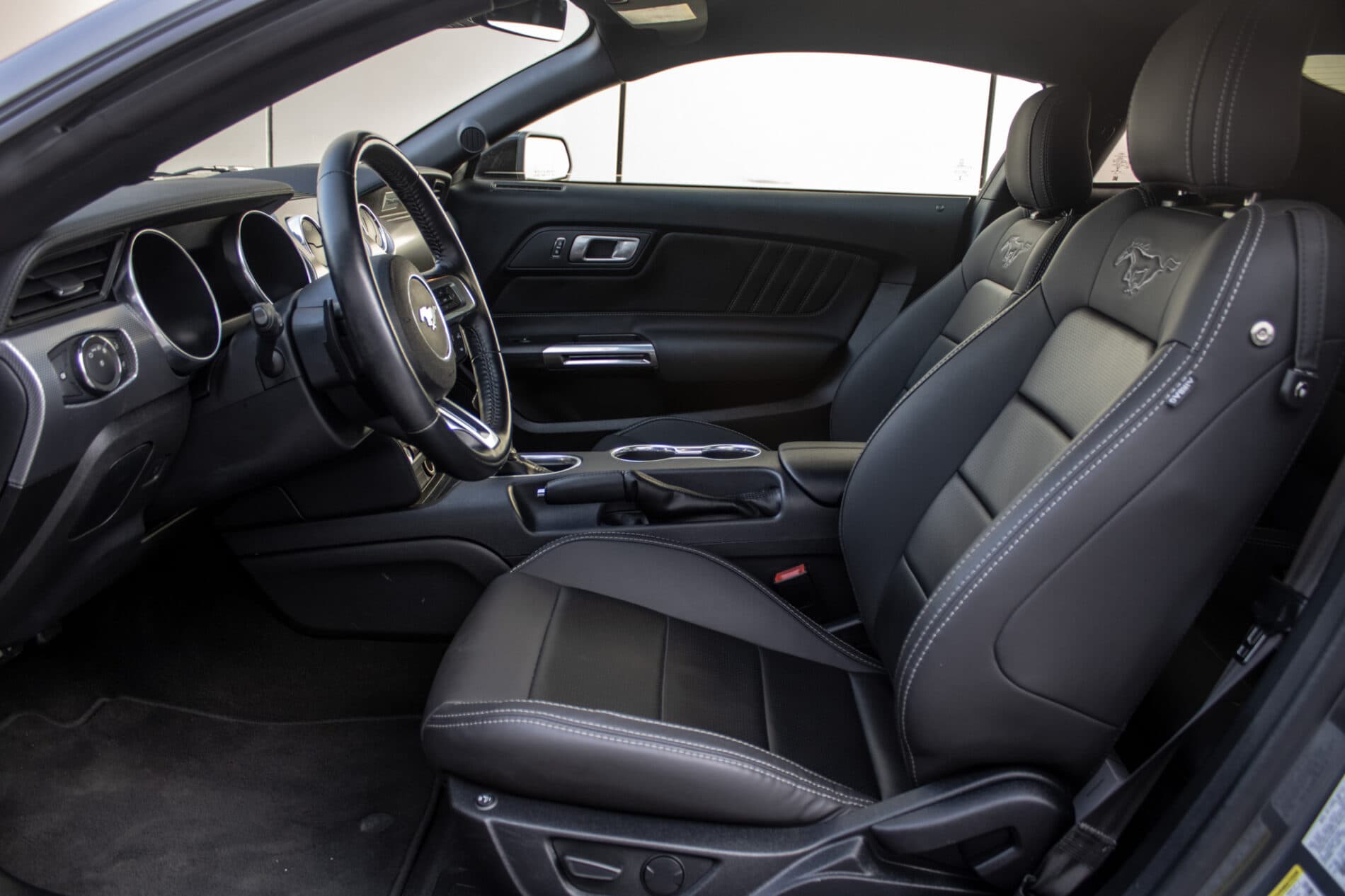 2022 Ford Mustang Mach 1, sivá kupé, 83 631 km