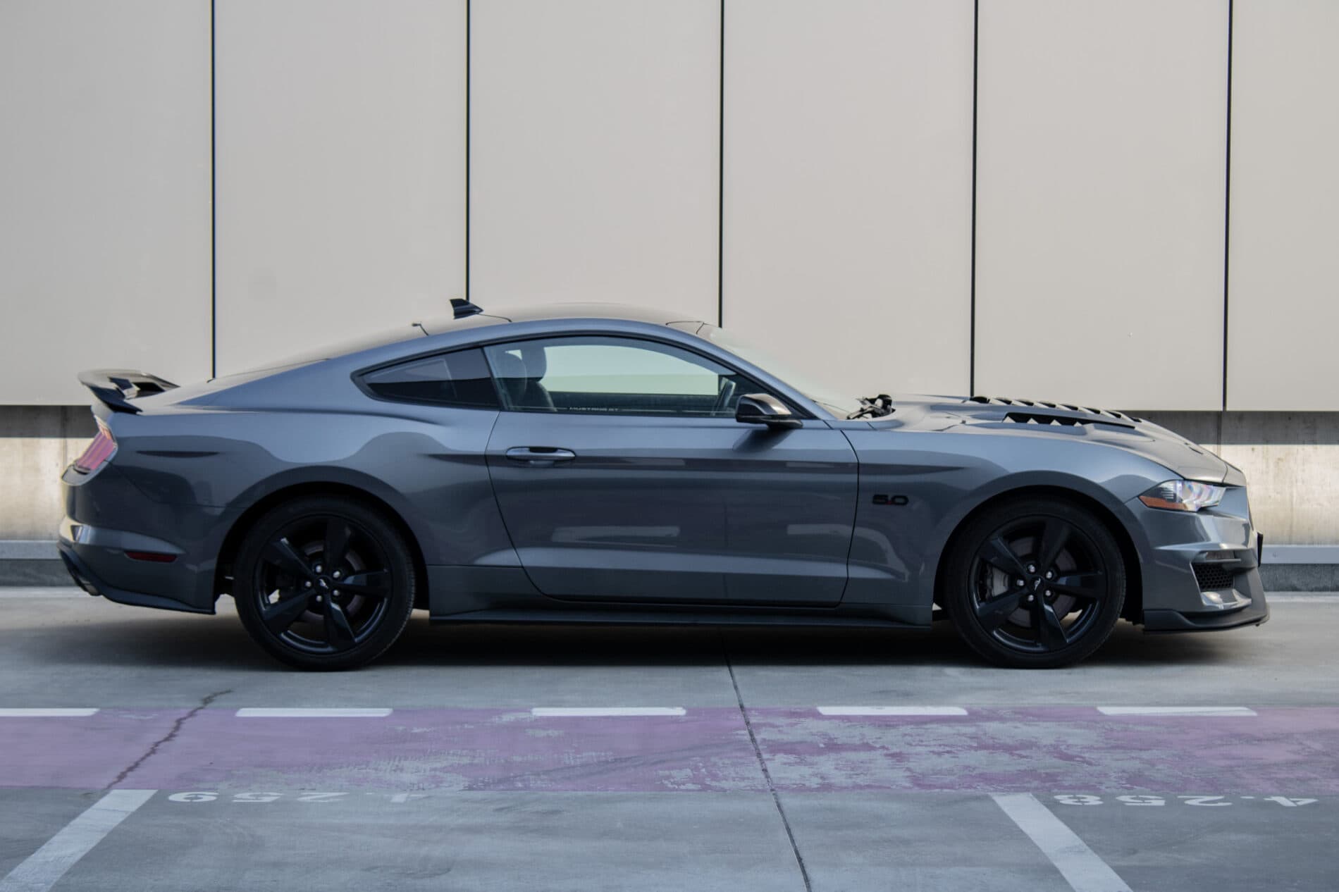2022 Ford Mustang Mach 1, sivá kupé, 83 631 km