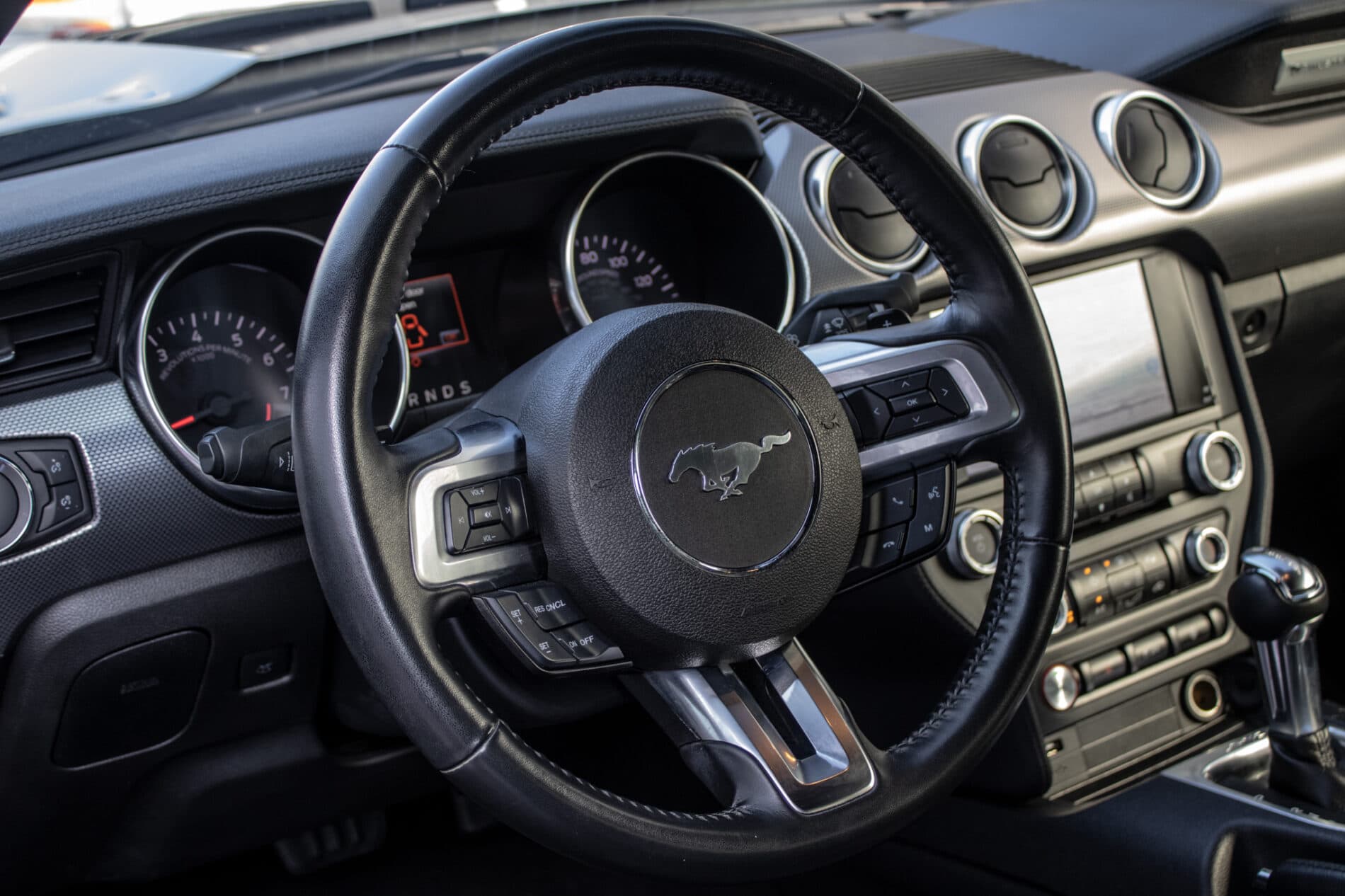 2022 Ford Mustang Mach 1, sivá kupé, 83 631 km