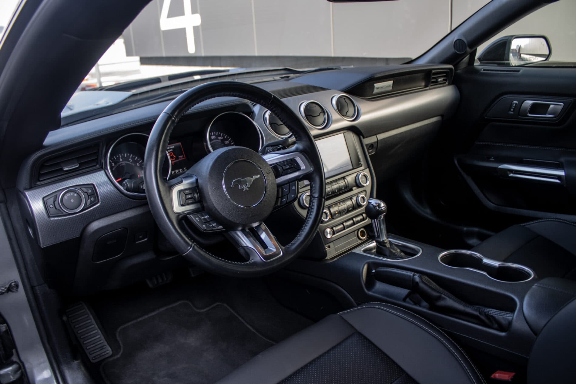 2022 Ford Mustang Mach 1, sivá kupé, 83 631 km
