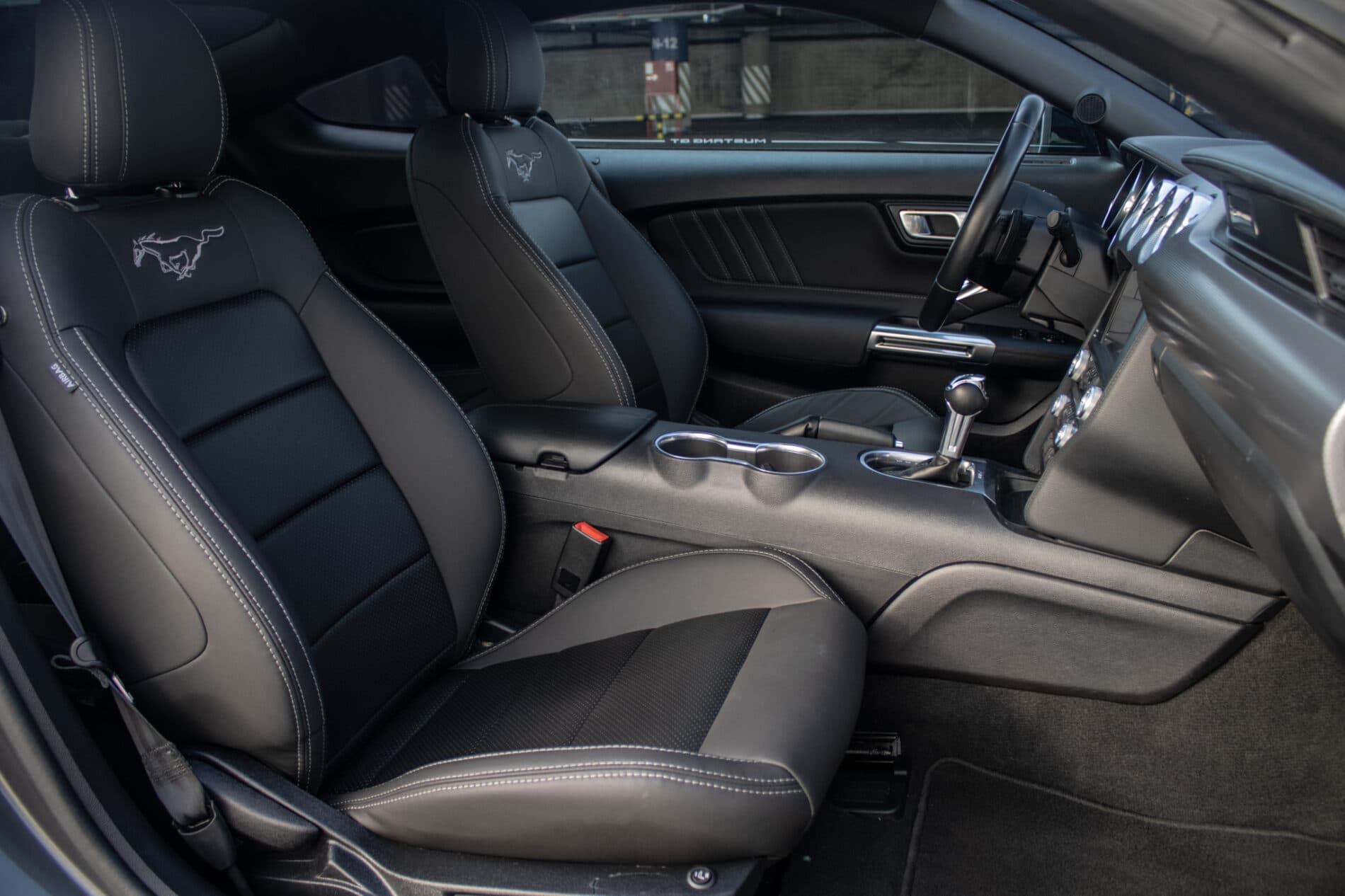 2022 Ford Mustang Mach 1, sivá kupé, 83 631 km