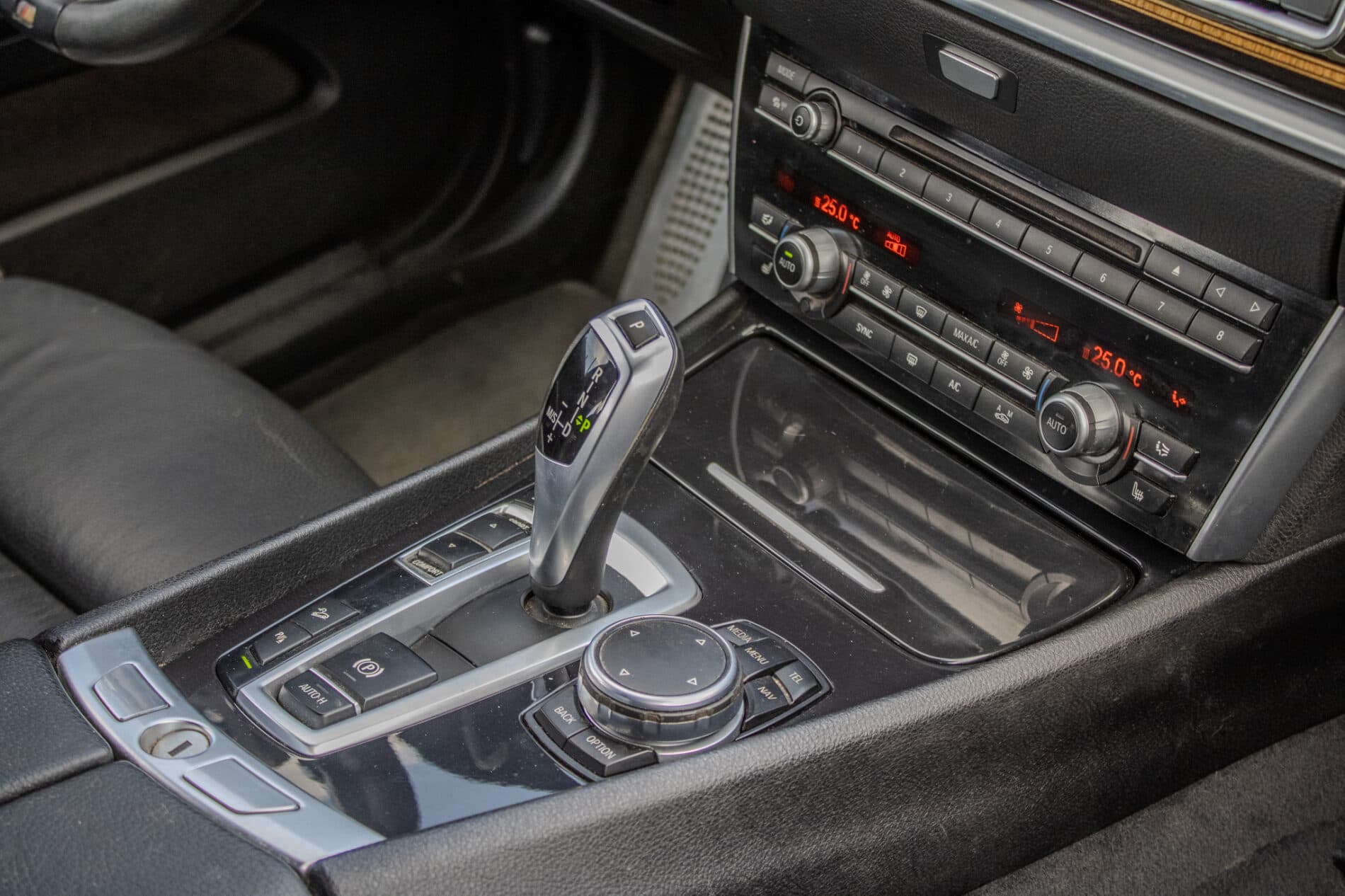 2016 BMW 530d, čierna, 258 656 km