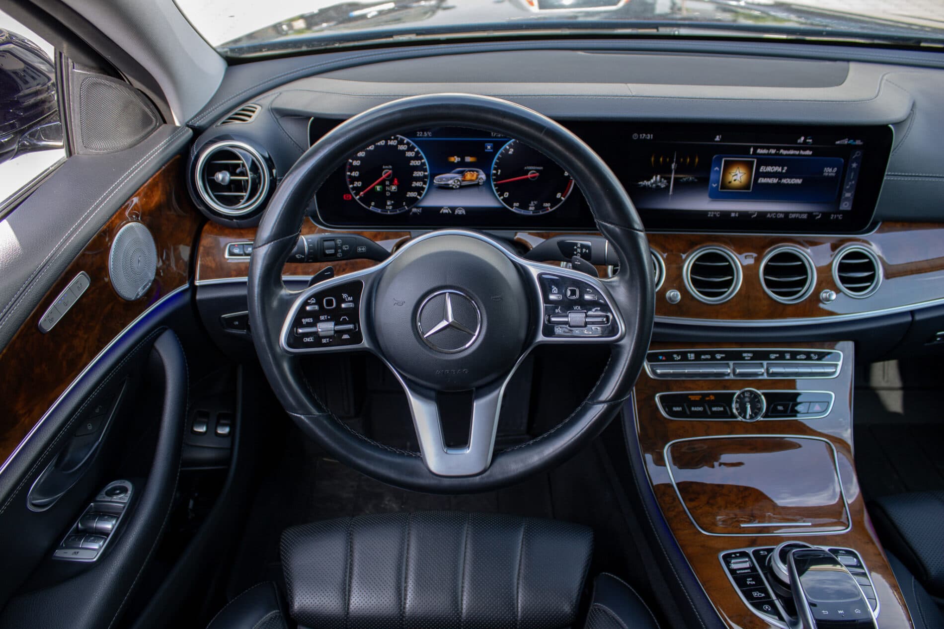 2019 Mercedes-Benz E 400d, modrá kombi, 190 026 km
