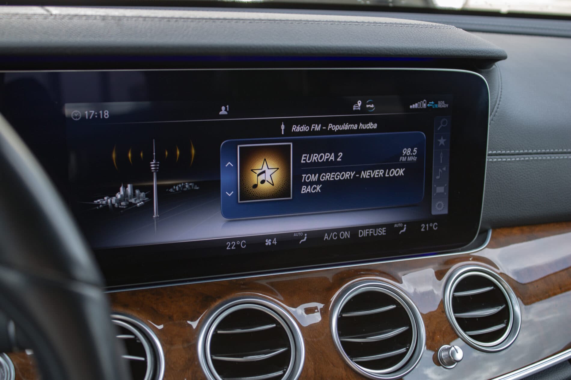 2019 Mercedes-Benz E 400d, modrá kombi, 190 026 km