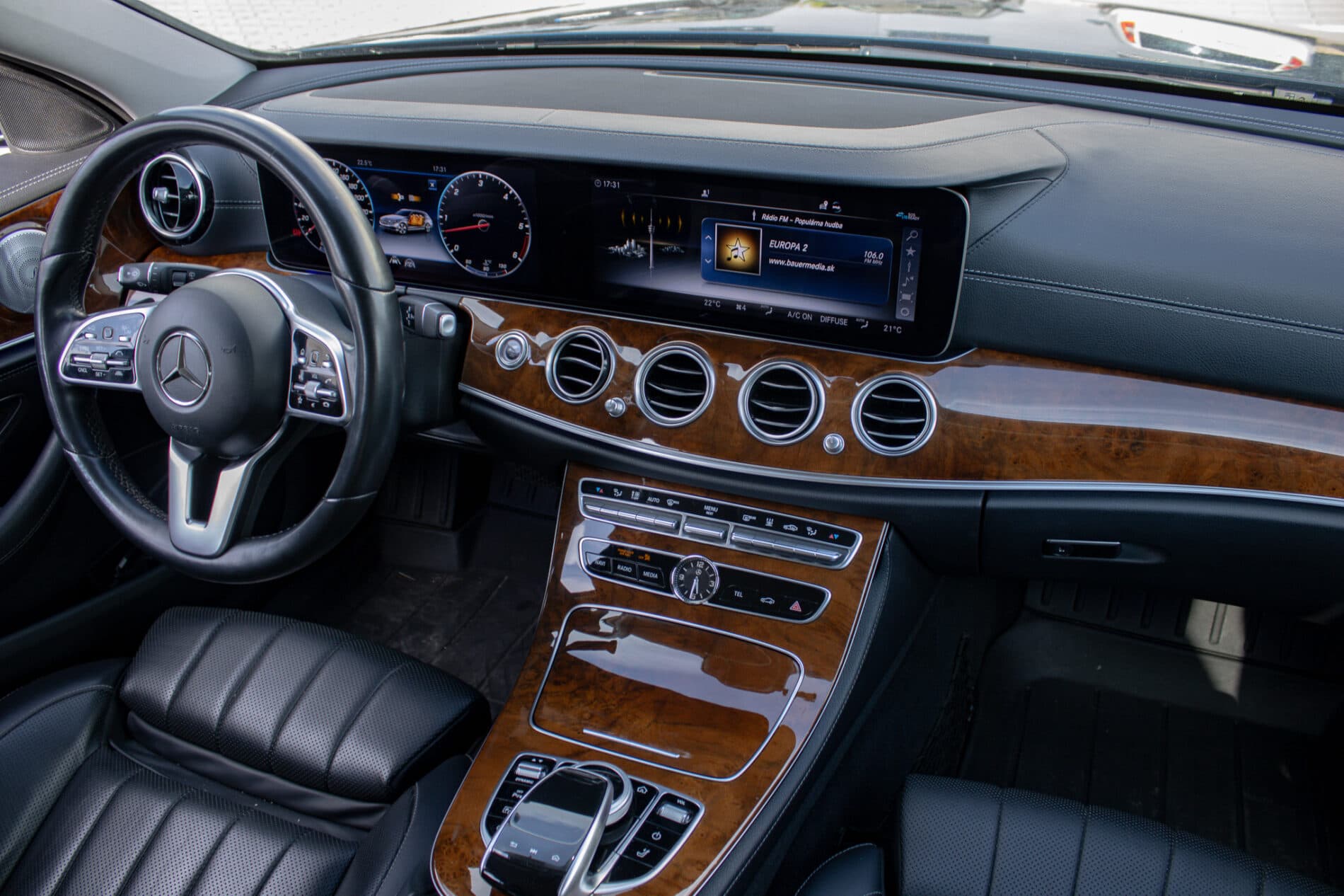 2019 Mercedes-Benz E 400d, modrá kombi, 190 026 km