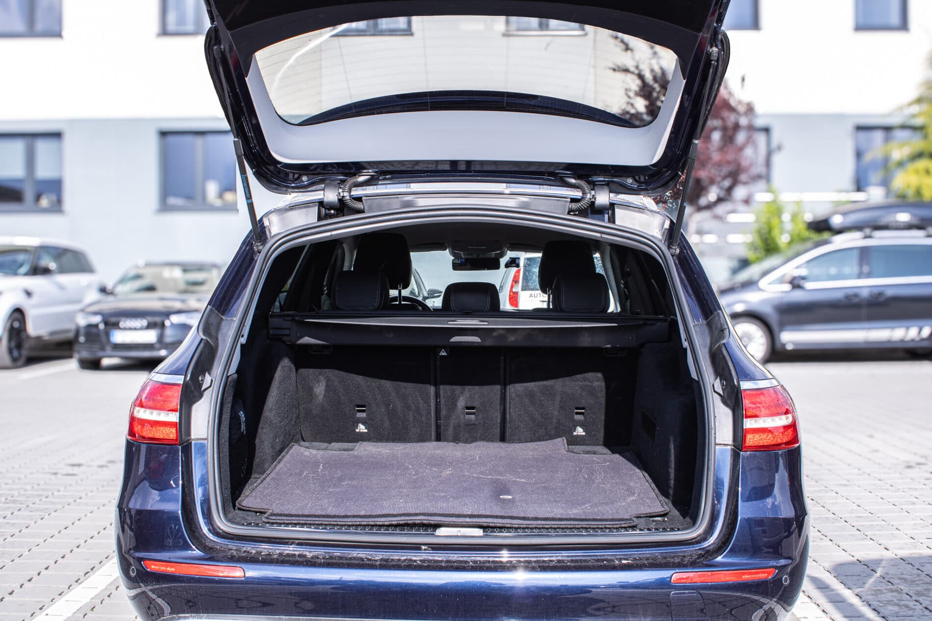 2019 Mercedes-Benz E 400d, modrá kombi, 190 026 km