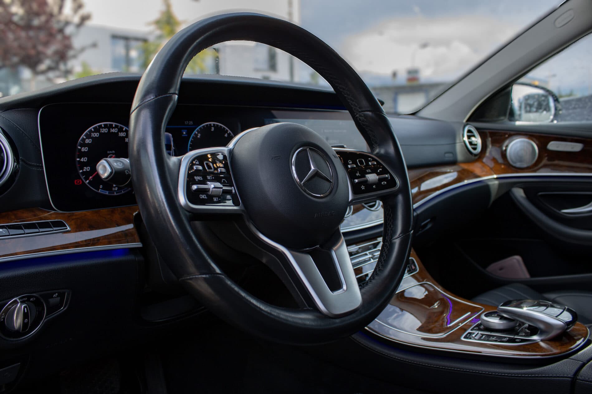 2019 Mercedes-Benz E 400d, modrá kombi, 190 026 km