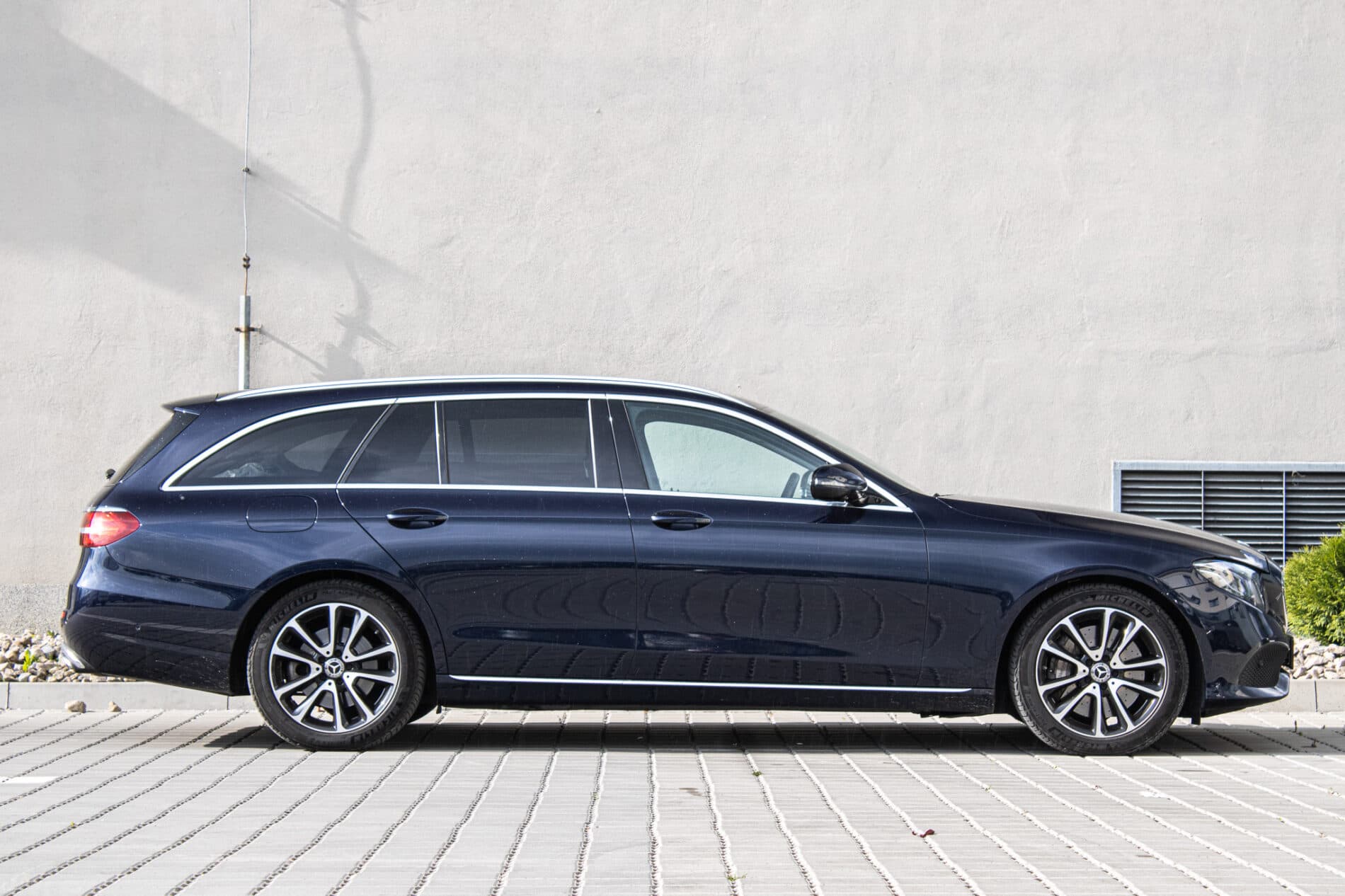 2019 Mercedes-Benz E 400d, modrá kombi, 190 026 km