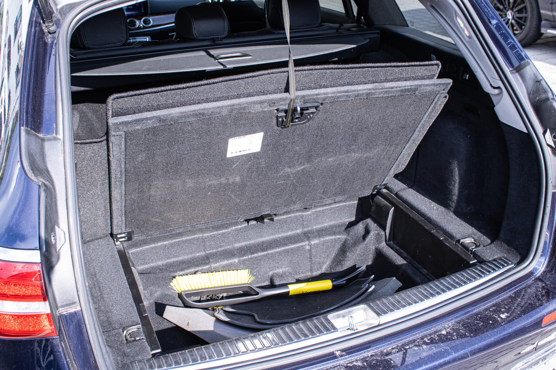 2019 Mercedes-Benz E 400d, modrá kombi, 190 026 km