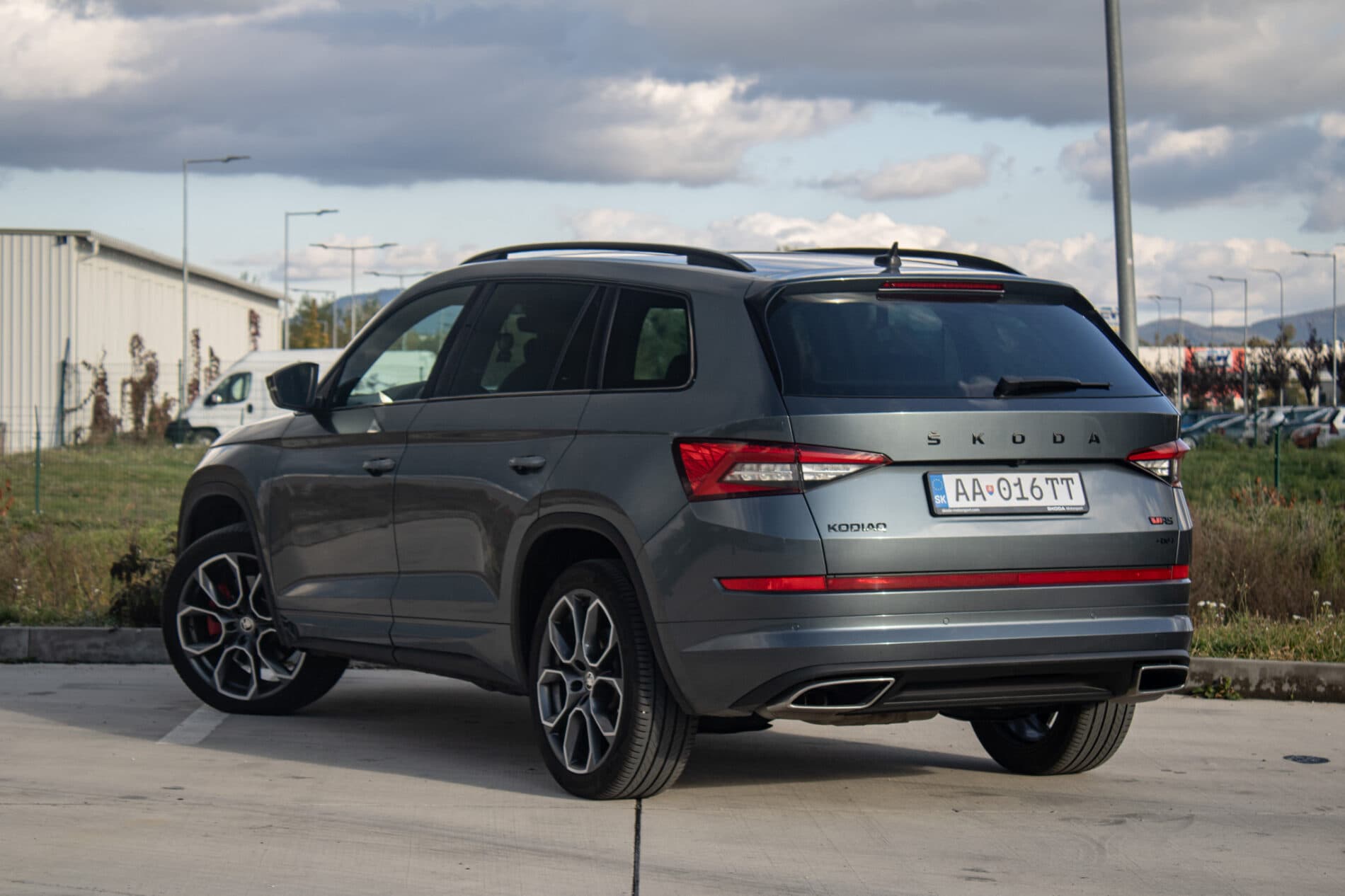 2020 Skoda Kodiaq RS, sivá suv, 131 224 km
