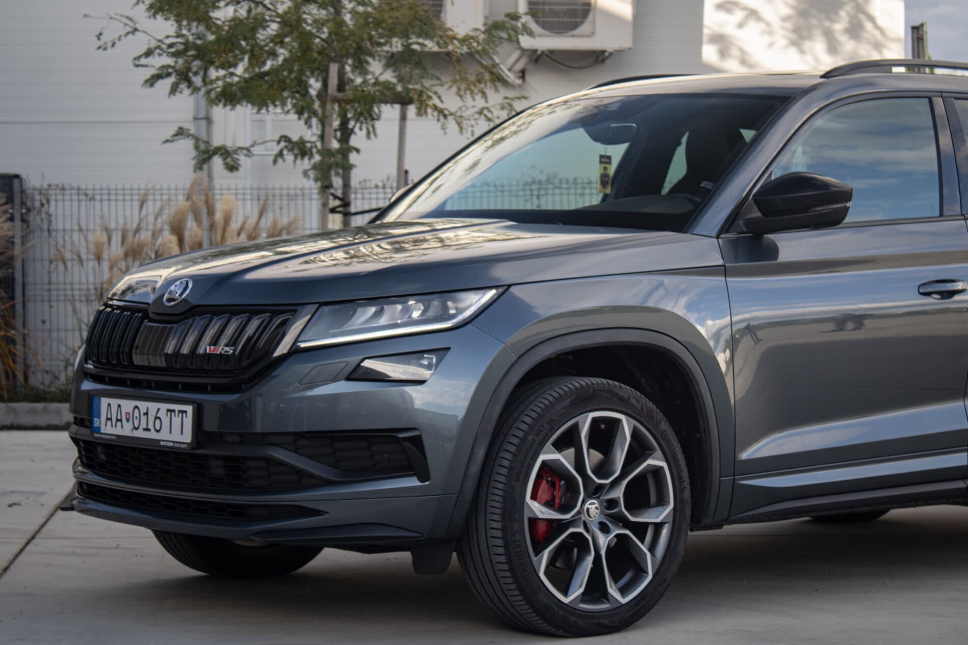 2020 Skoda Kodiaq RS, sivá suv, 131 224 km