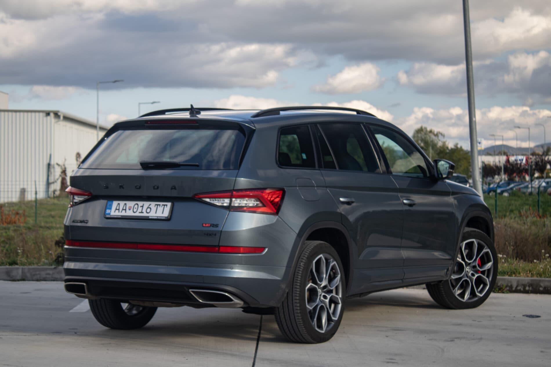 2020 Skoda Kodiaq RS, sivá suv, 131 224 km