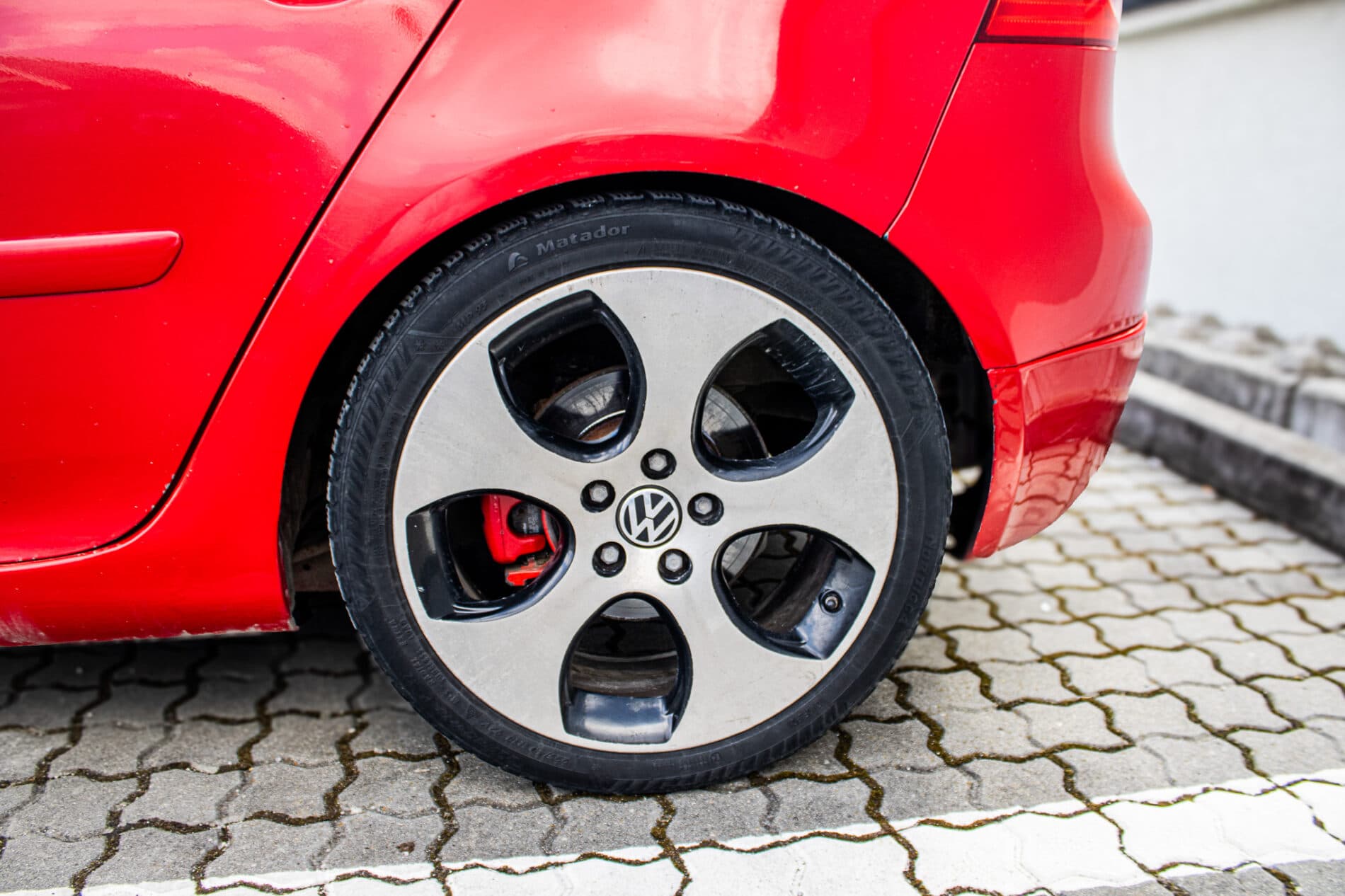 2005 Volkswagen Golf GTI, červená hatchback, 275 000 km