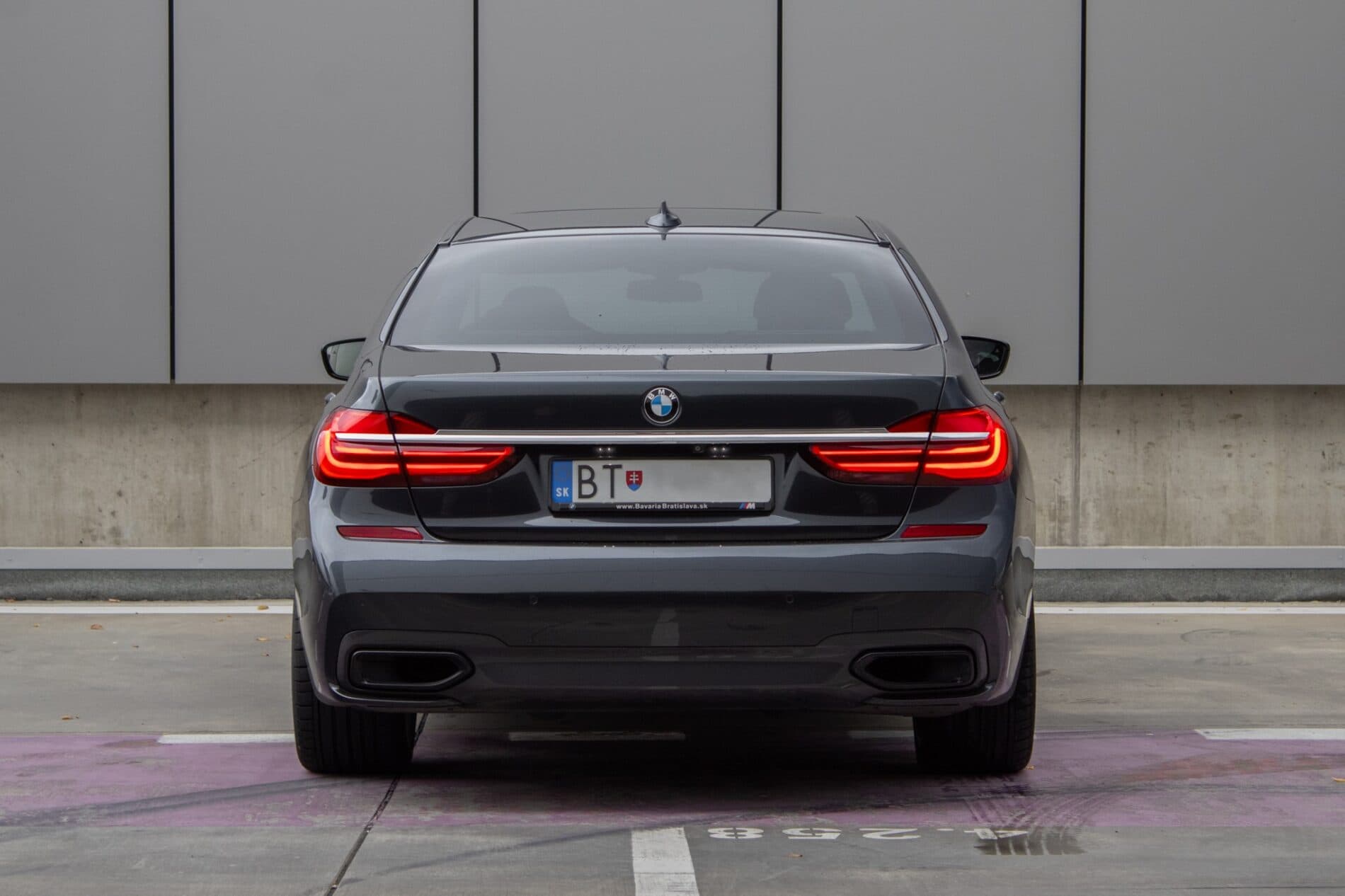 2017 BMW 740d, sivá sedan, 199 355 km