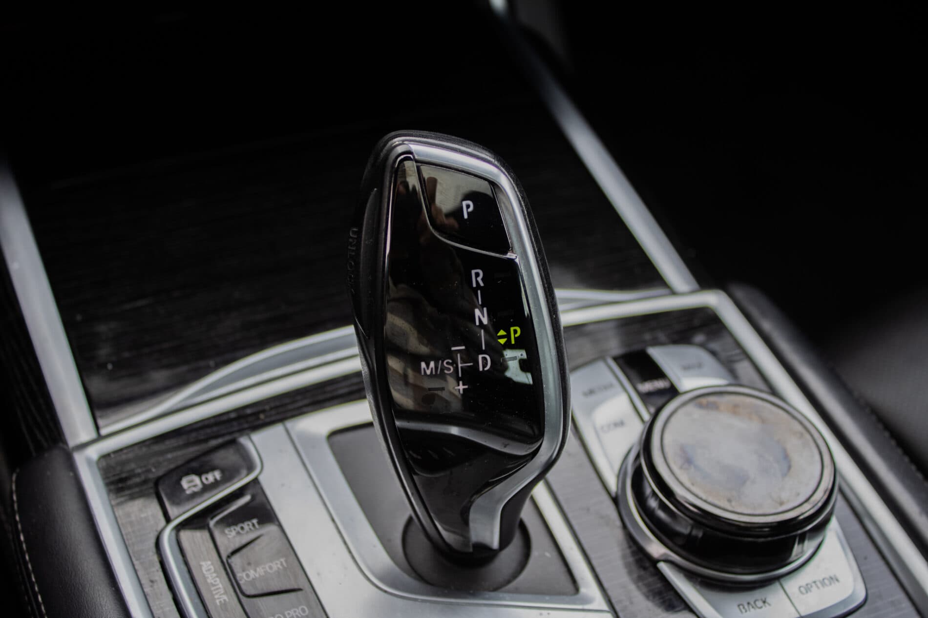 2017 BMW 740d, sivá sedan, 199 355 km