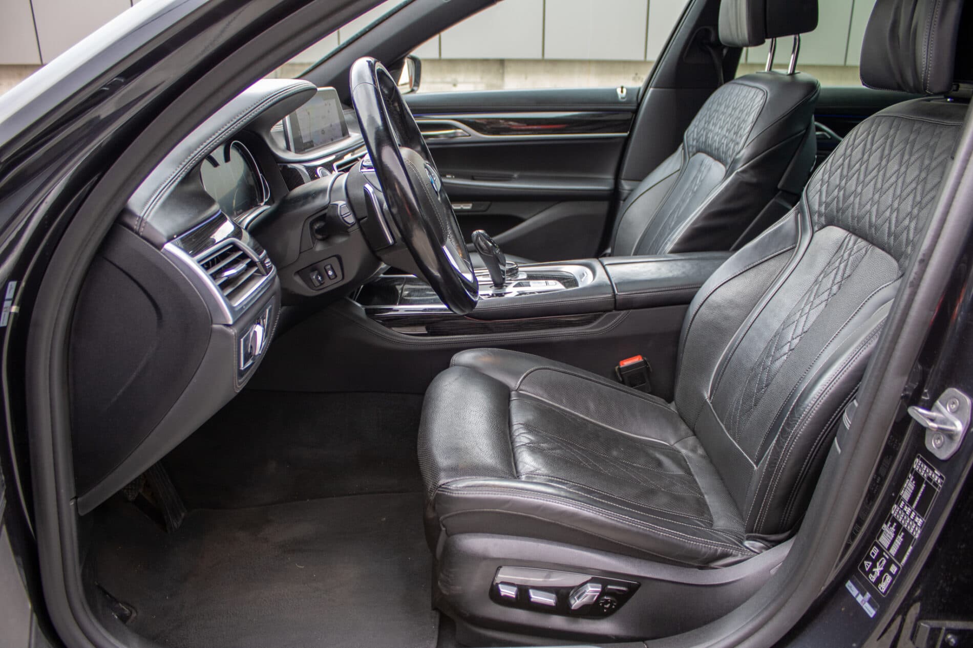 2017 BMW 740d, sivá sedan, 199 355 km