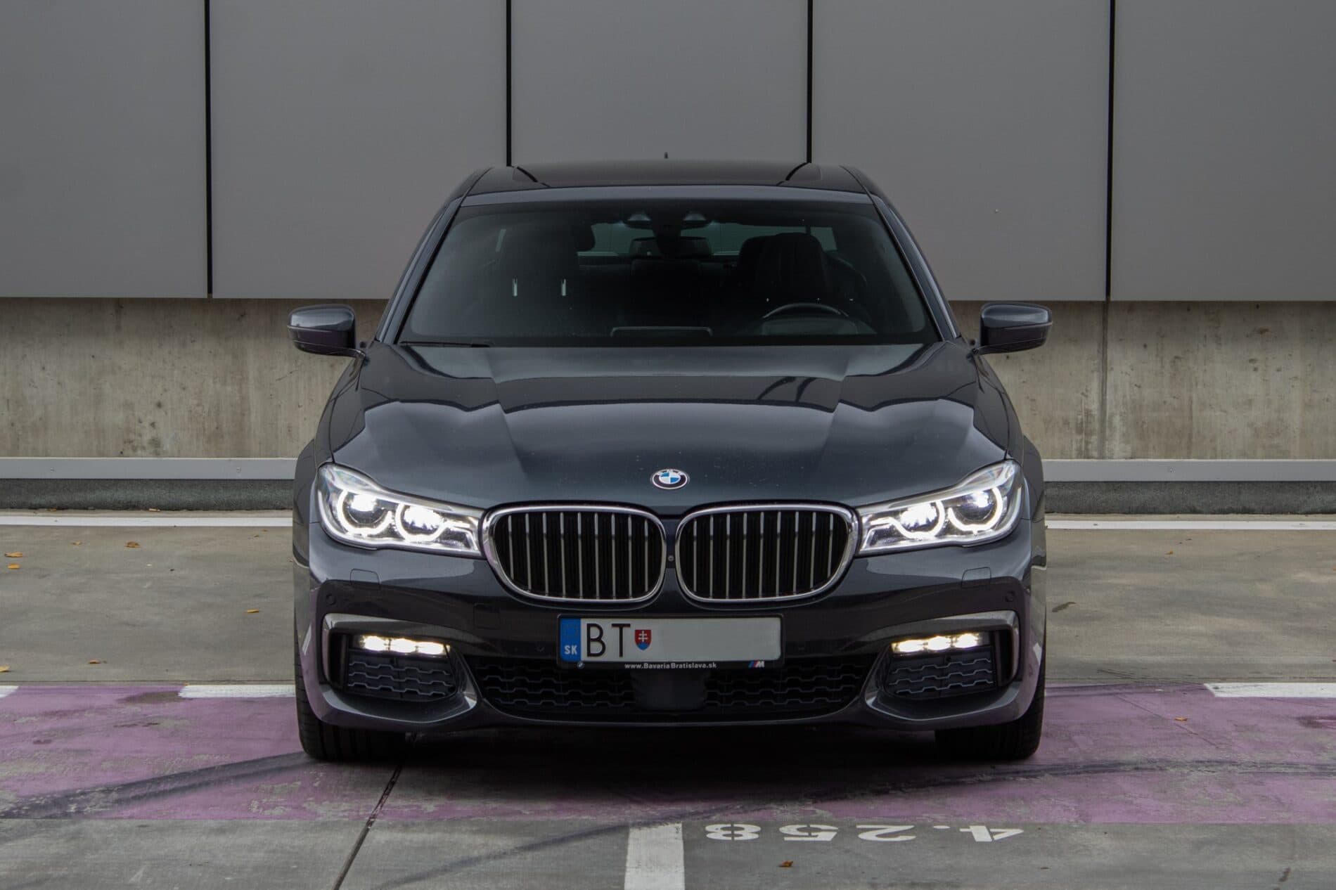 2017 BMW 740d, sivá sedan, 199 355 km