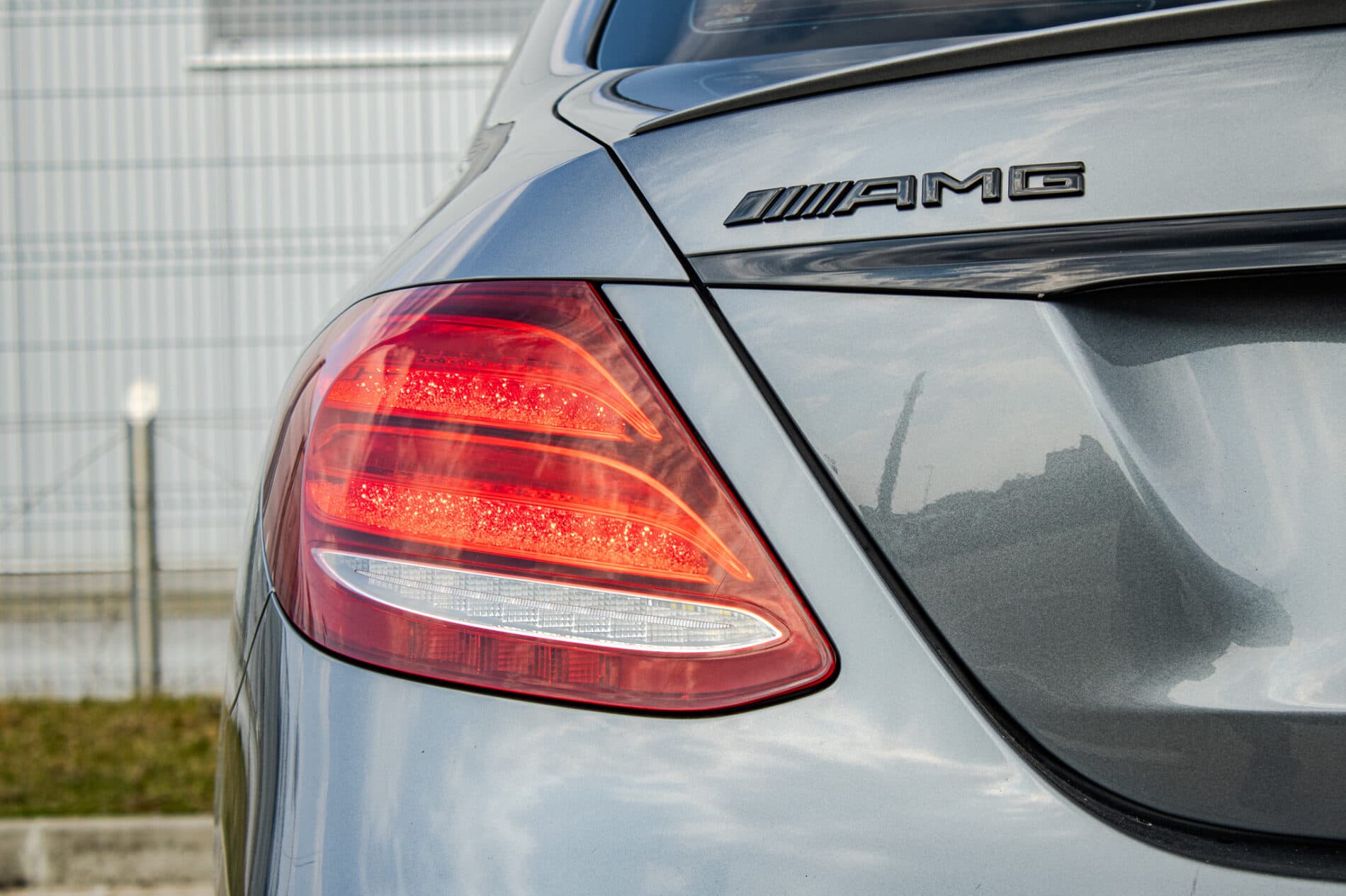 2017 Mercedes-Benz E 43 AMG, sivá sedan, 156 800 km
