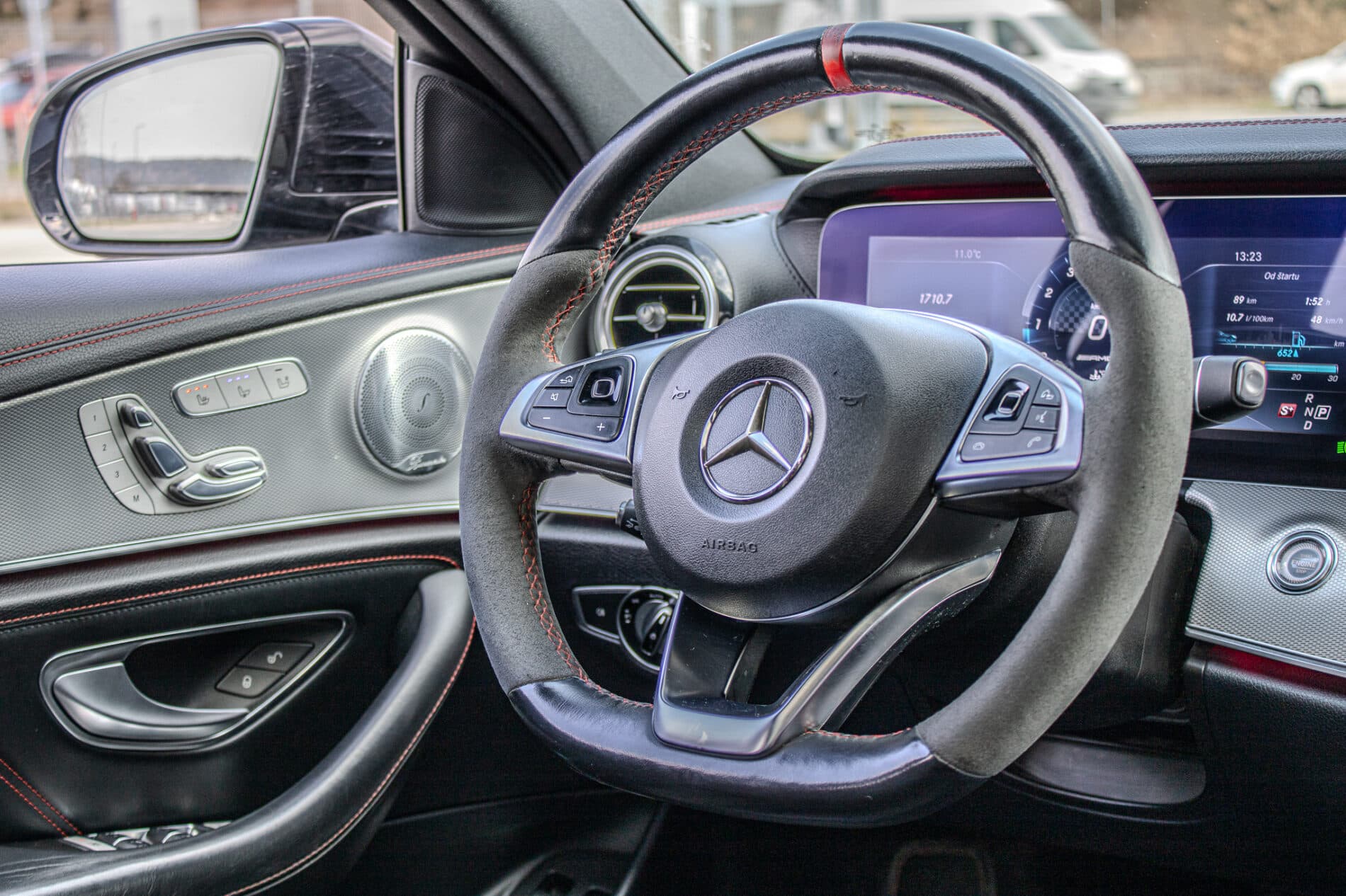2017 Mercedes-Benz E 43 AMG, sivá sedan, 156 800 km
