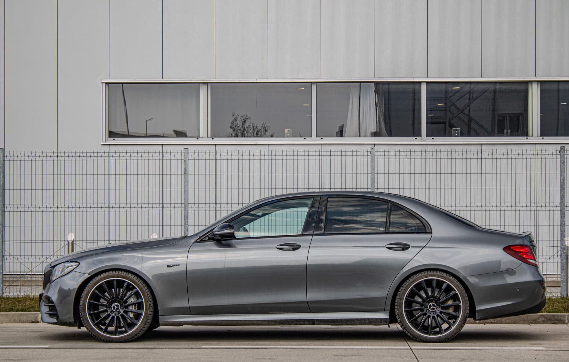 2017 Mercedes-Benz E 43 AMG, sivá sedan, 156 800 km