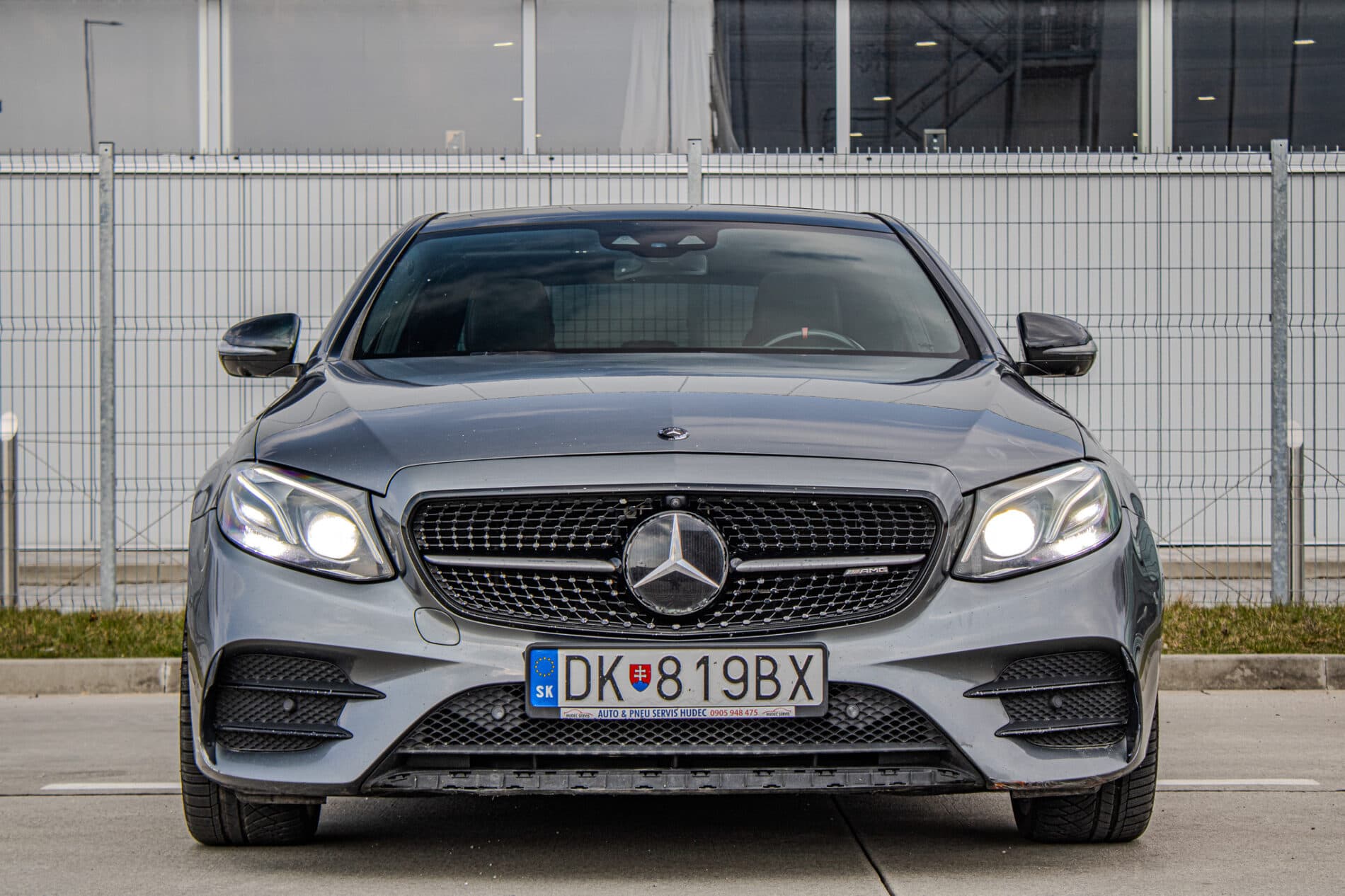 2017 Mercedes-Benz E 43 AMG, sivá sedan, 156 800 km