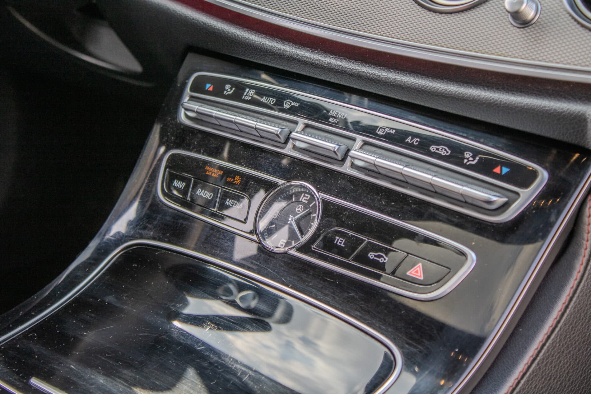 2017 Mercedes-Benz E 43 AMG, sivá sedan, 156 800 km