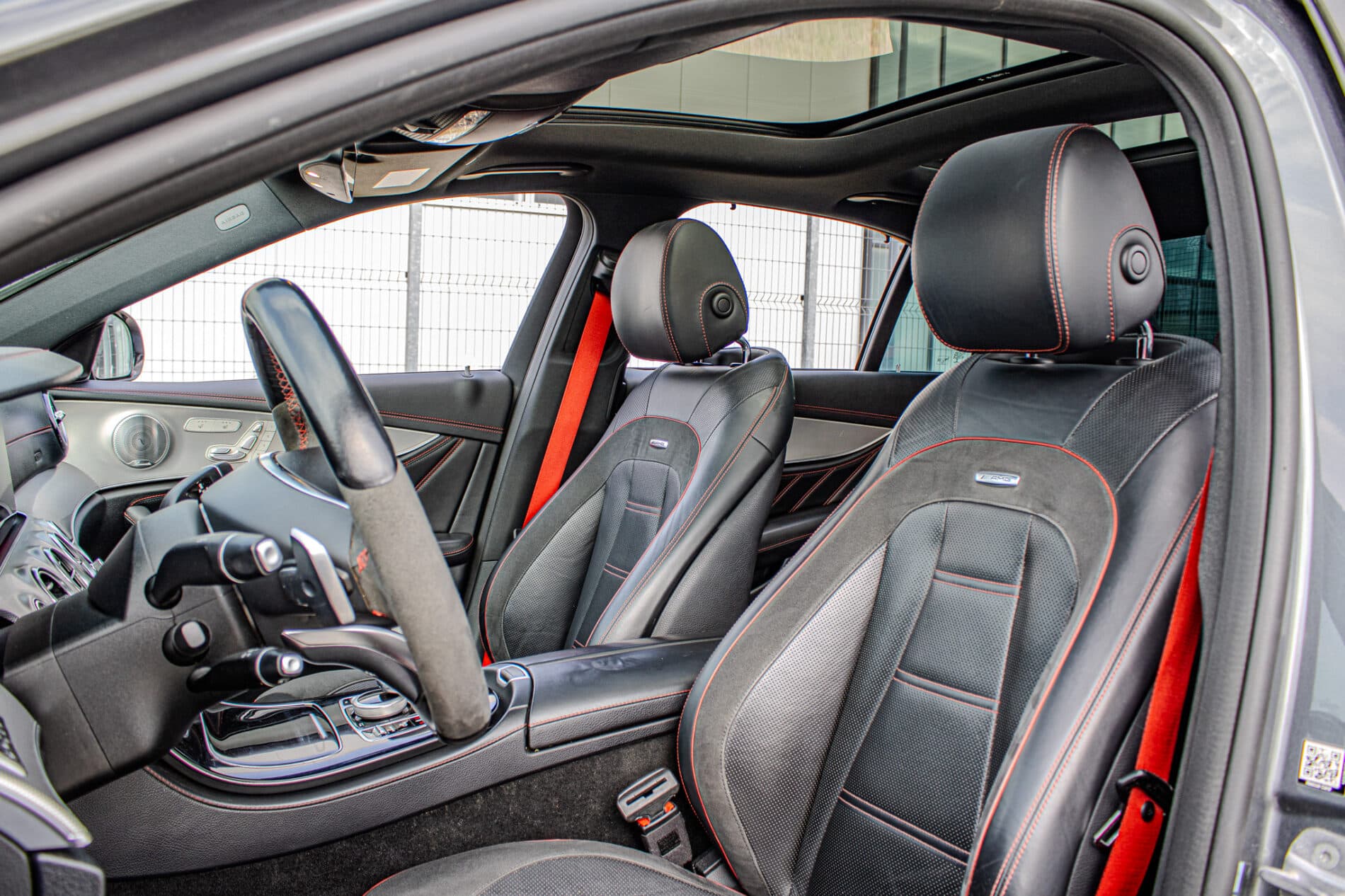 2017 Mercedes-Benz E 43 AMG, sivá sedan, 156 800 km