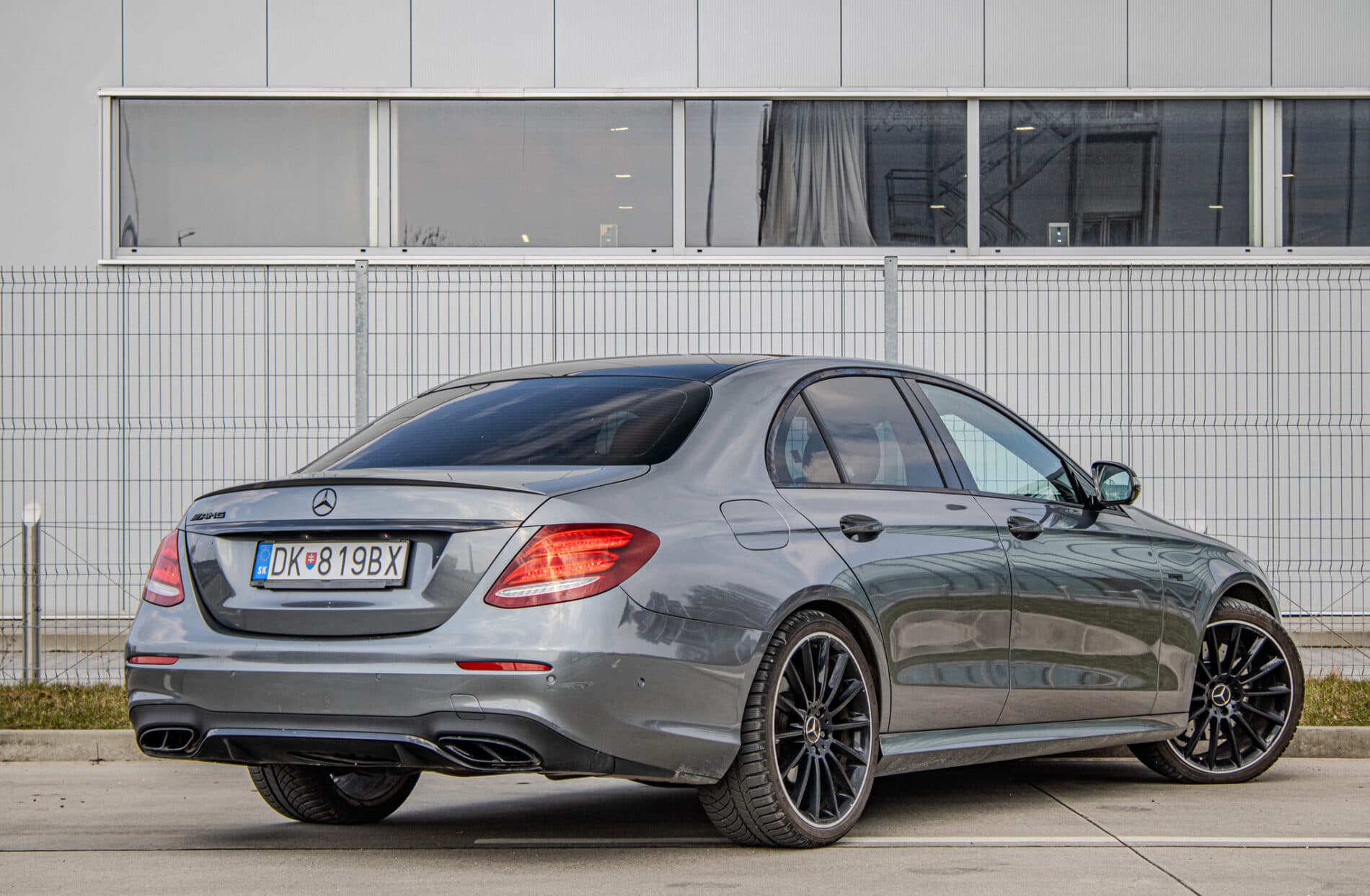 2017 Mercedes-Benz E 43 AMG, sivá sedan, 156 800 km