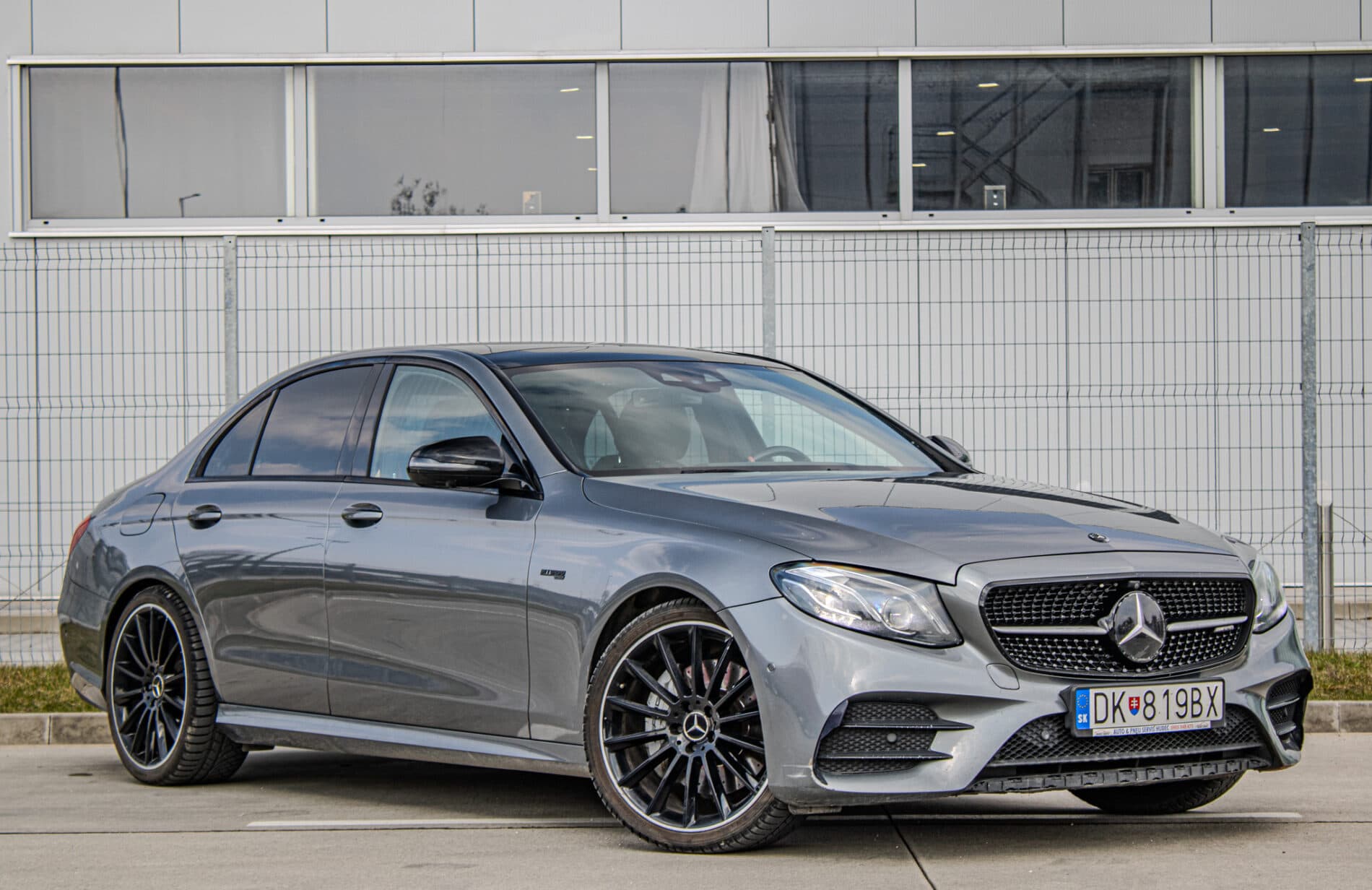 2017 Mercedes-Benz E 43 AMG, sivá sedan, 156 800 km