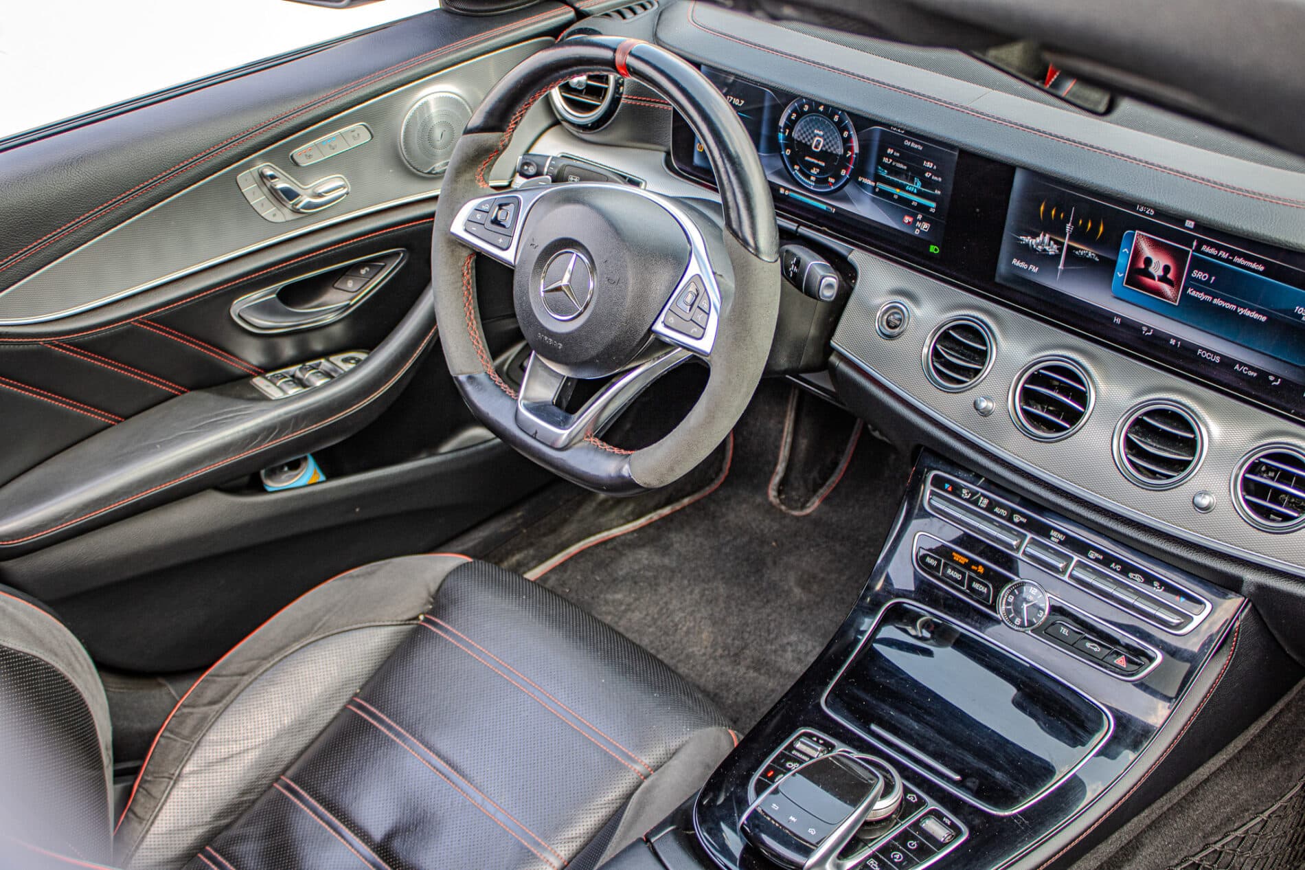 2017 Mercedes-Benz E 43 AMG, sivá sedan, 156 800 km