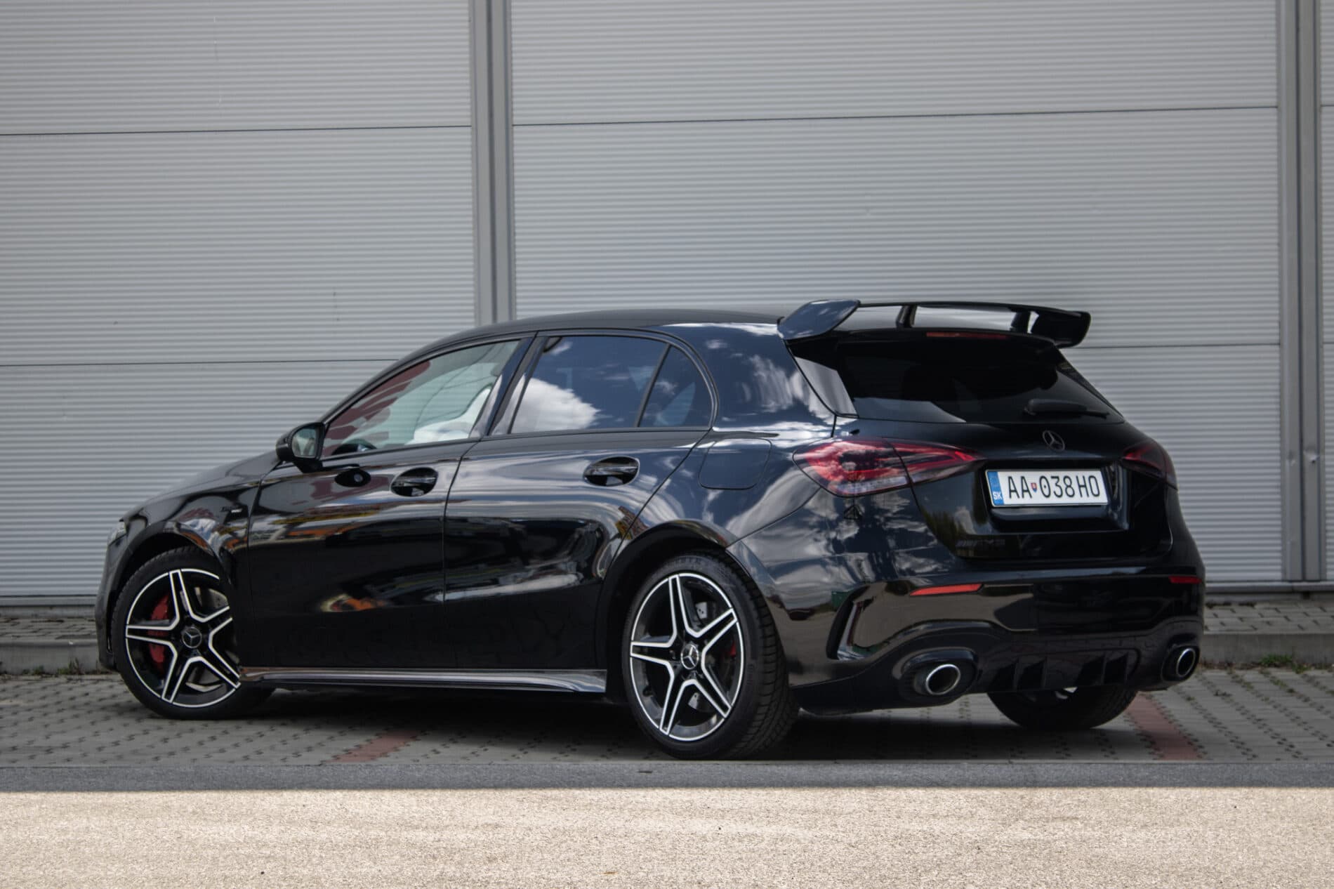 2019 Mercedes-Benz A 35 AMG, čierna sedan, 60 541 km