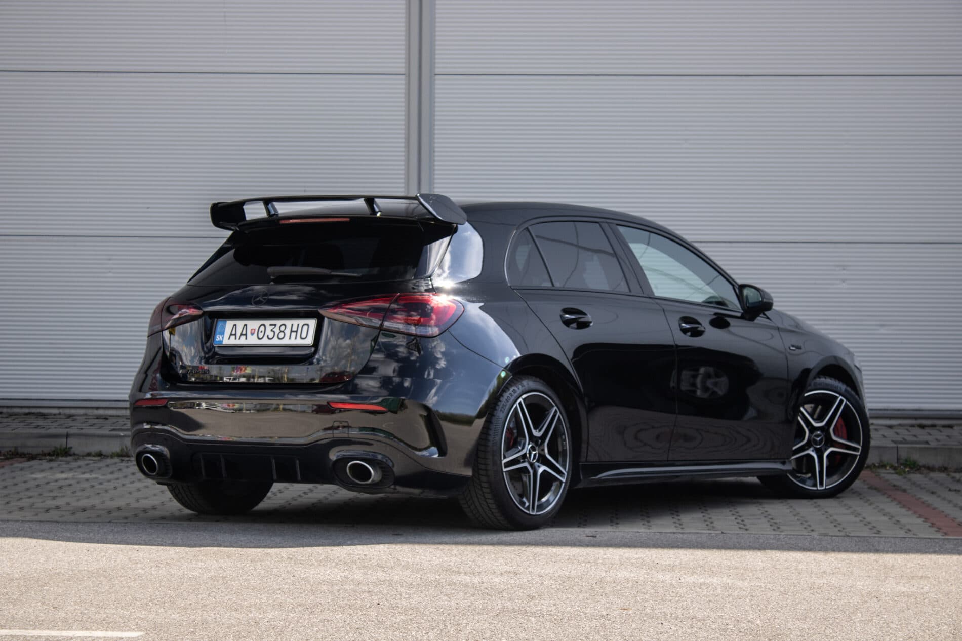 2019 Mercedes-Benz A 35 AMG, čierna sedan, 60 541 km