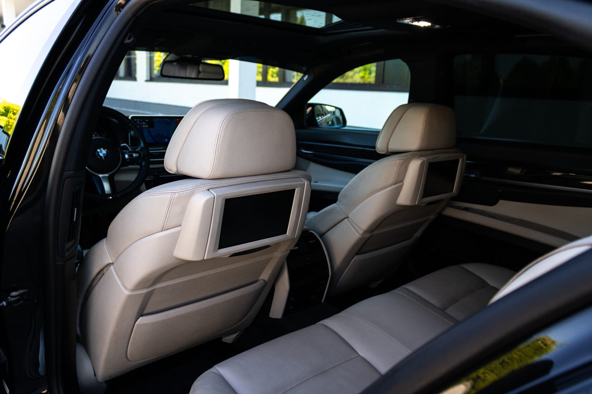 2009 BMW 740i, čierna sedan, 350 675 km