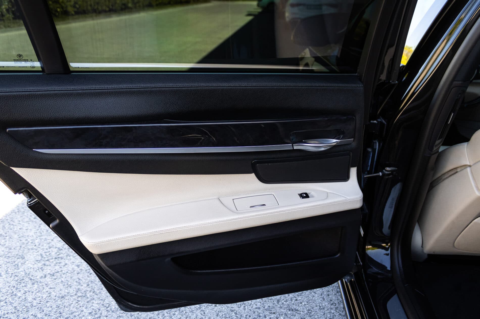 2009 BMW 740i, čierna sedan, 350 675 km