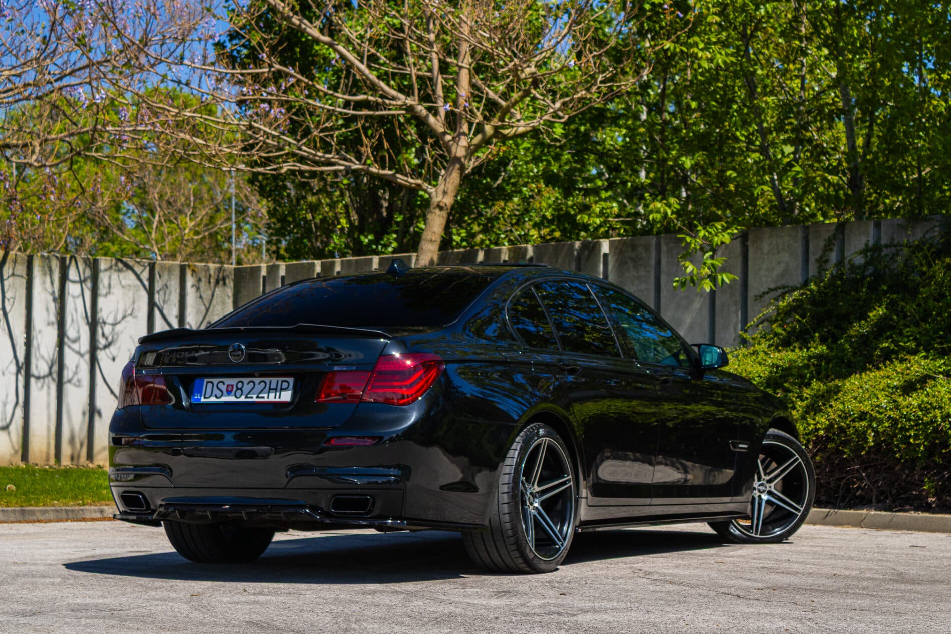 2009 BMW 740i, čierna sedan, 350 675 km