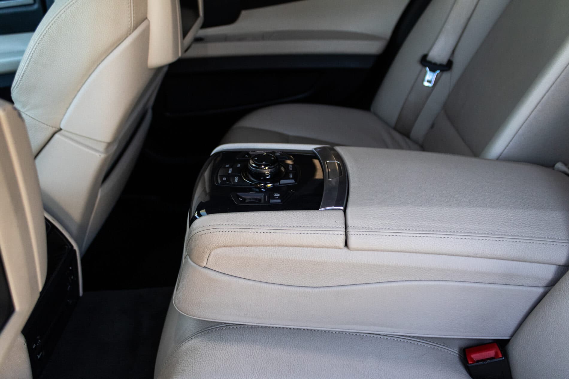 2009 BMW 740i, čierna sedan, 350 675 km